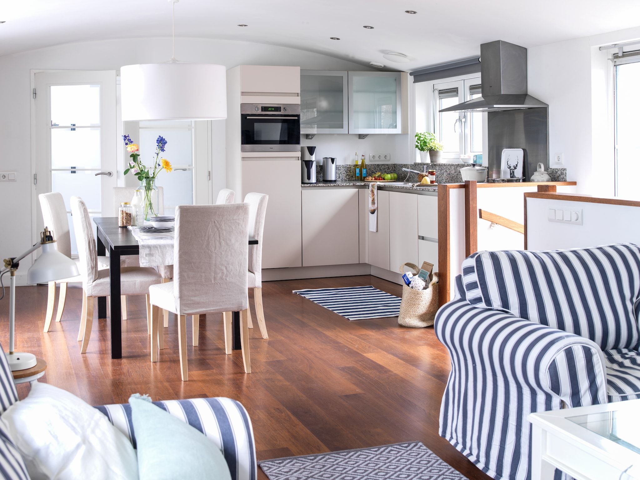 De eetkamer van Watervilla in Loosdrecht