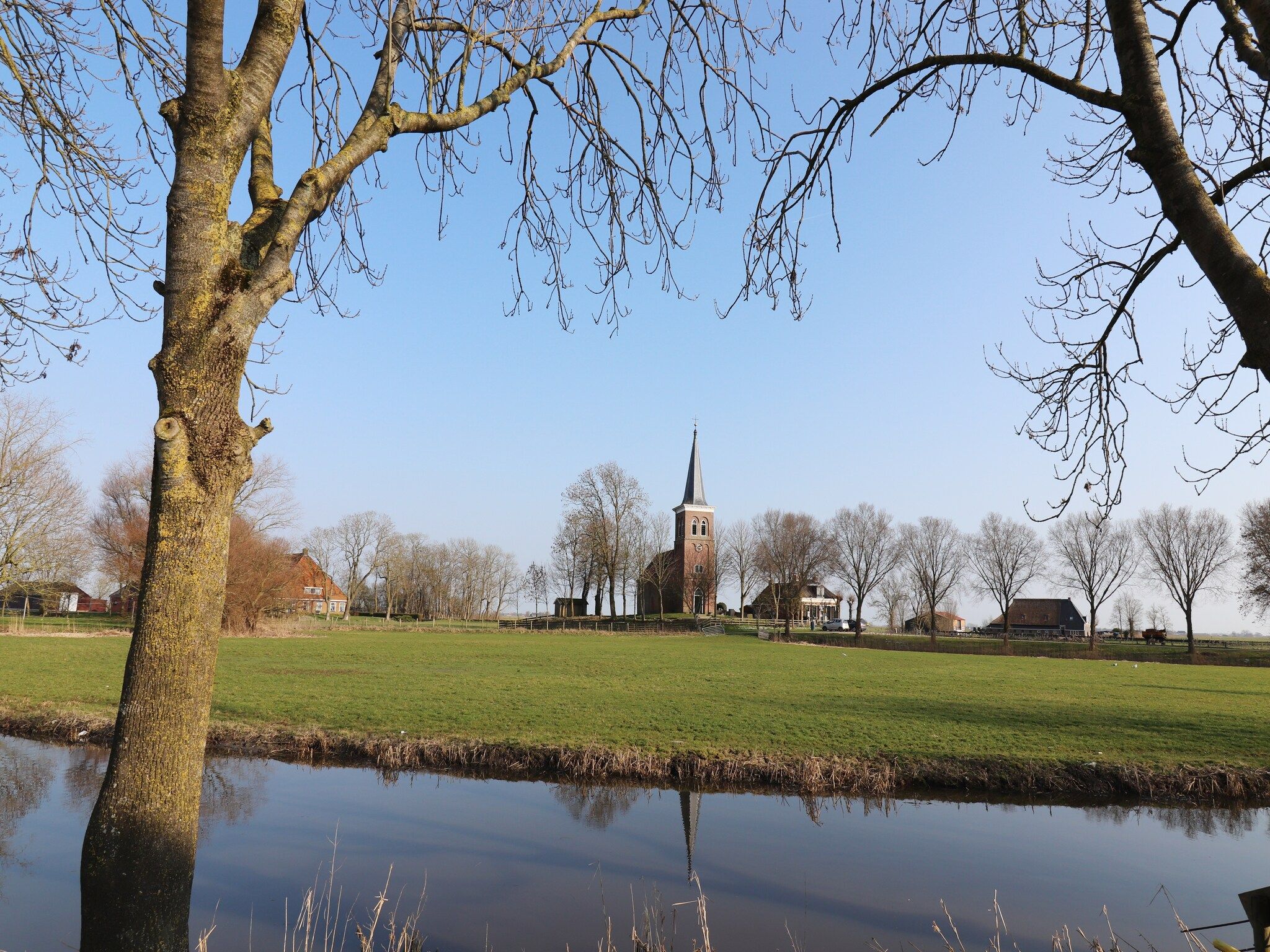 Het uitzicht vanaf Moderne hoekvilla middenin Friesland in leons