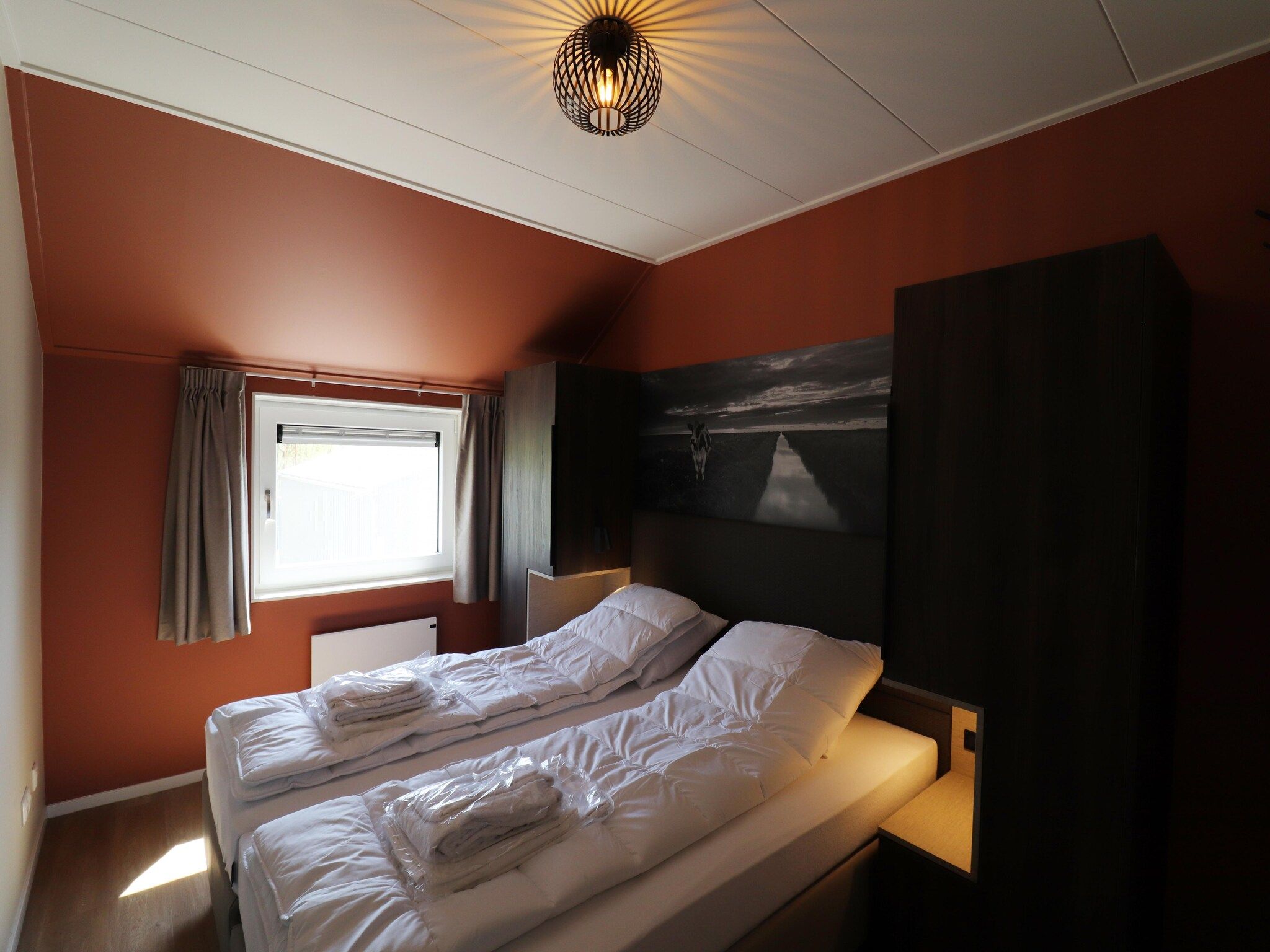 Een slaapkamer van 16 persoons villa C en D in Leons