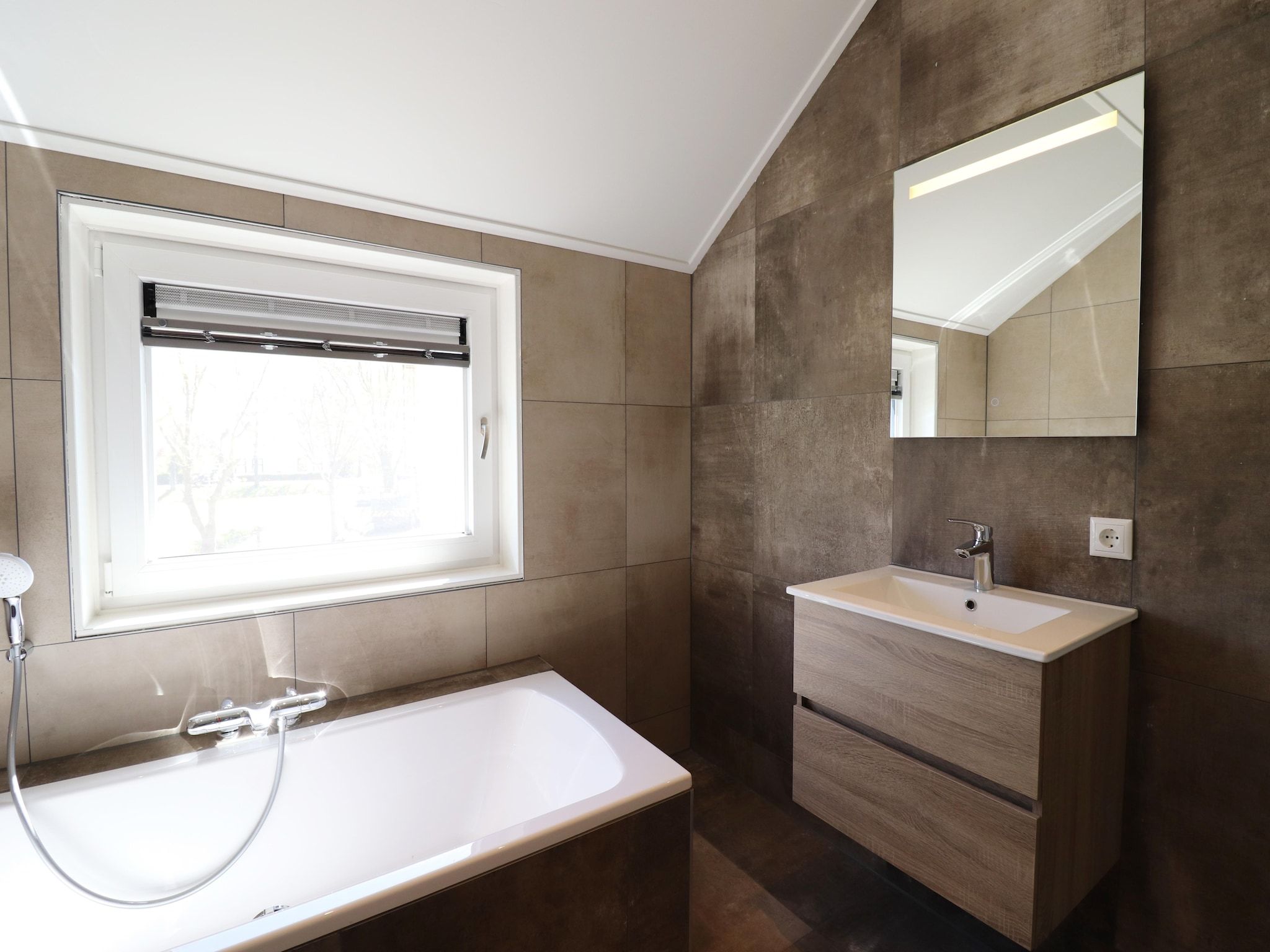 De badkamer van 16 persoons villa C en D in Leons