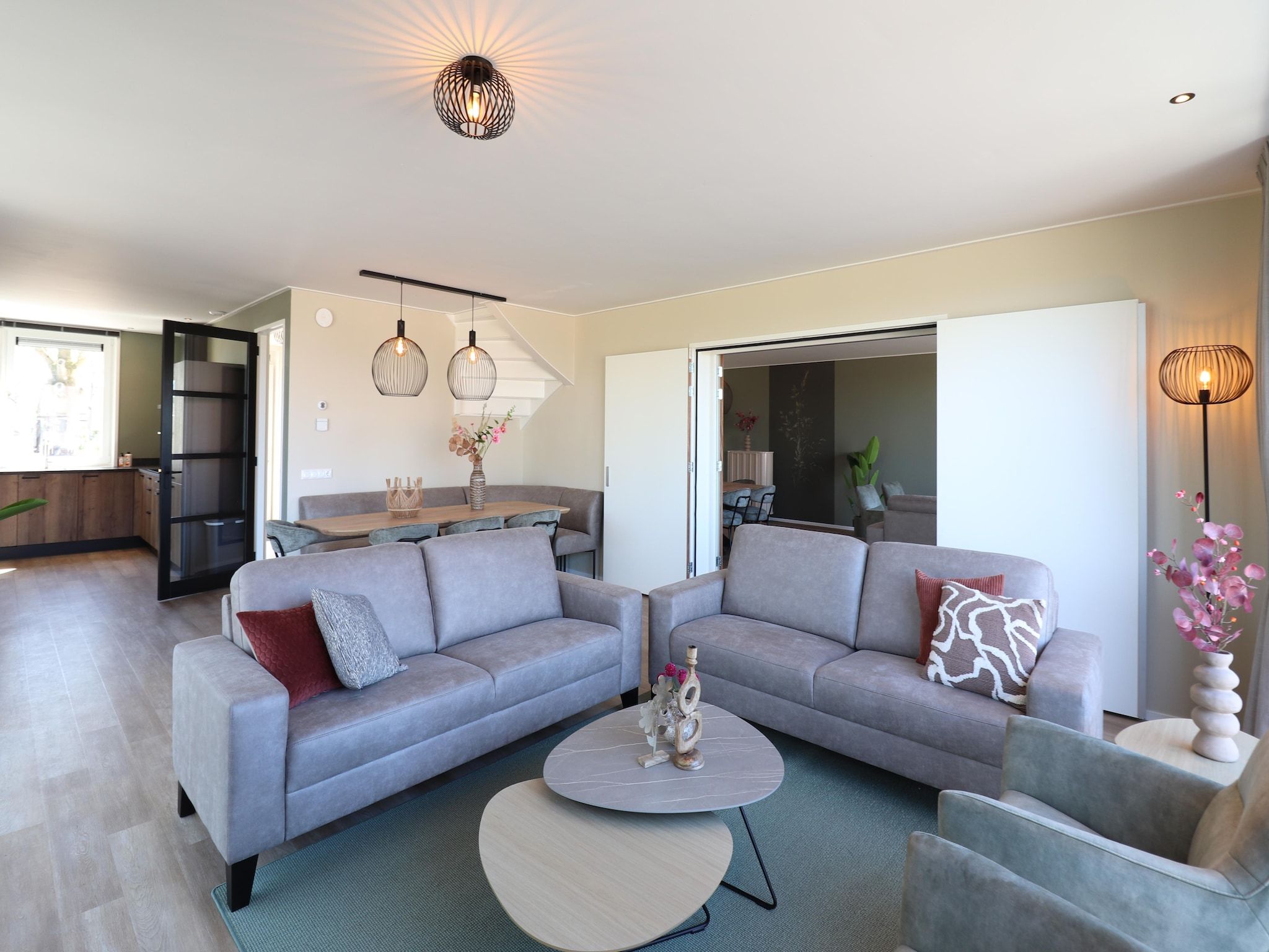 De woonkamer van 16 persoons villa C en D in Leons
