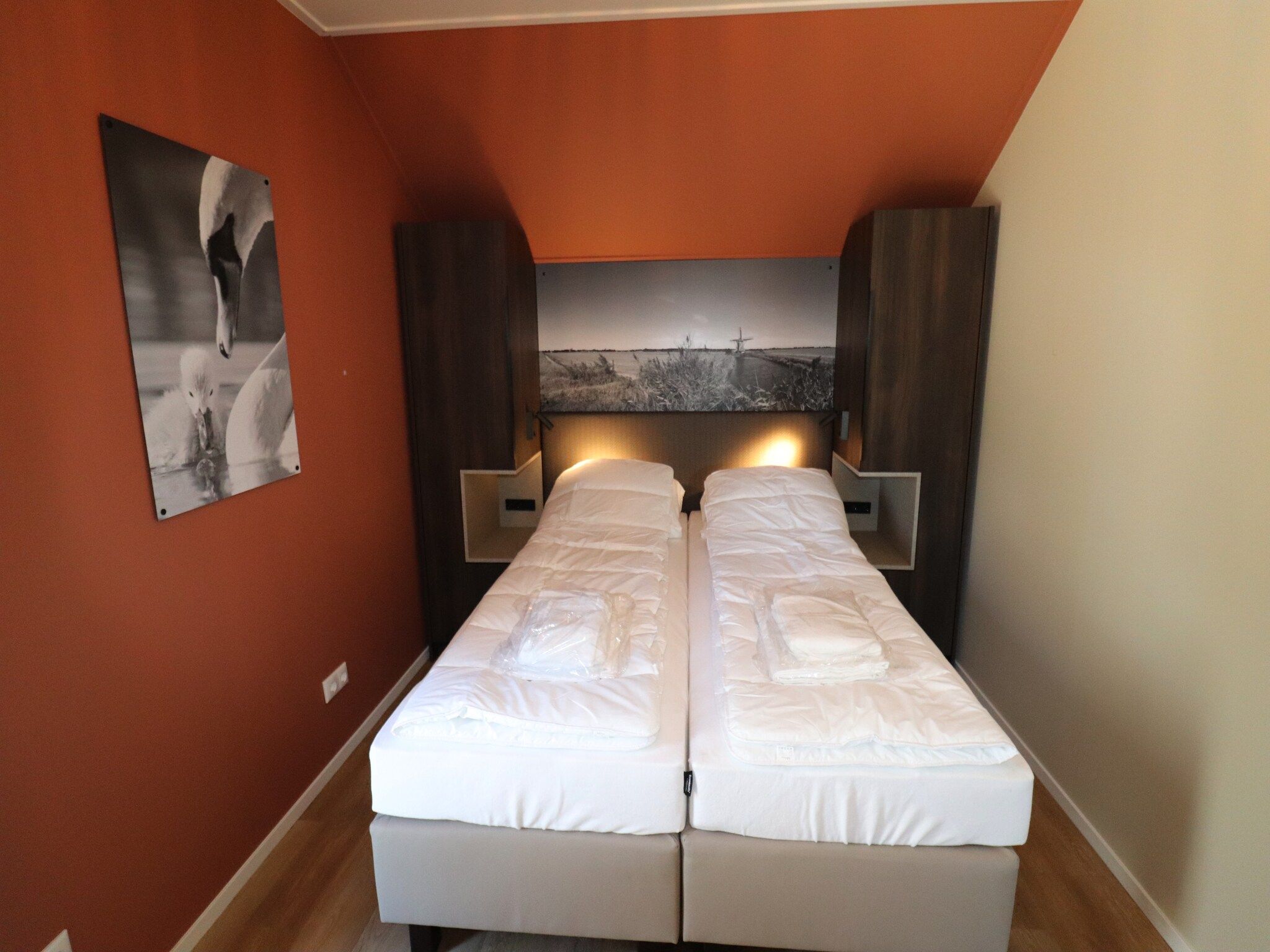 Een slaapkamer van 16 persoons villa C en D in Leons