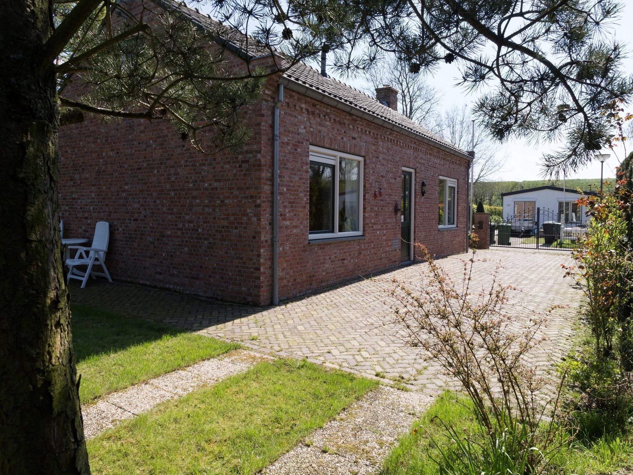 De buitenkant van 2 fijne Zeeuwse huisjes in Baarland