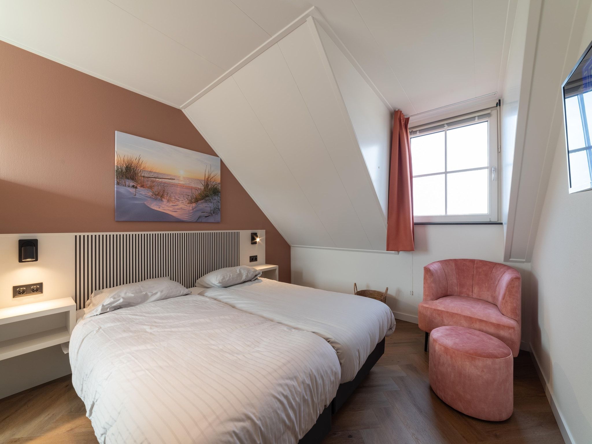 Een slaapkamer van Villa 10 - 12-persoons villa met buitenjacuzzi in Colijnsplaat