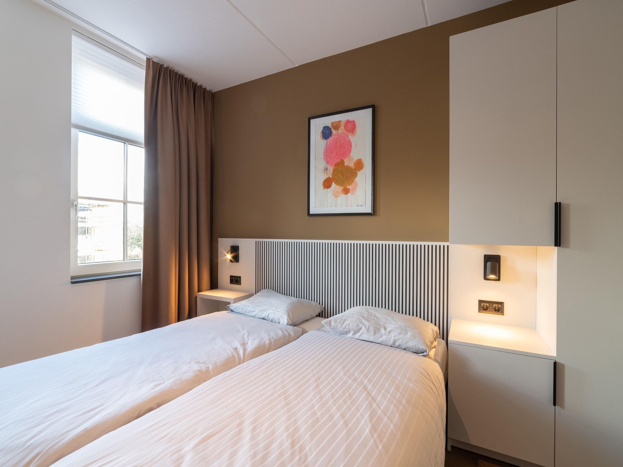 Een slaapkamer van Villa 10 - 12-persoons villa met buitenjacuzzi in Colijnsplaat