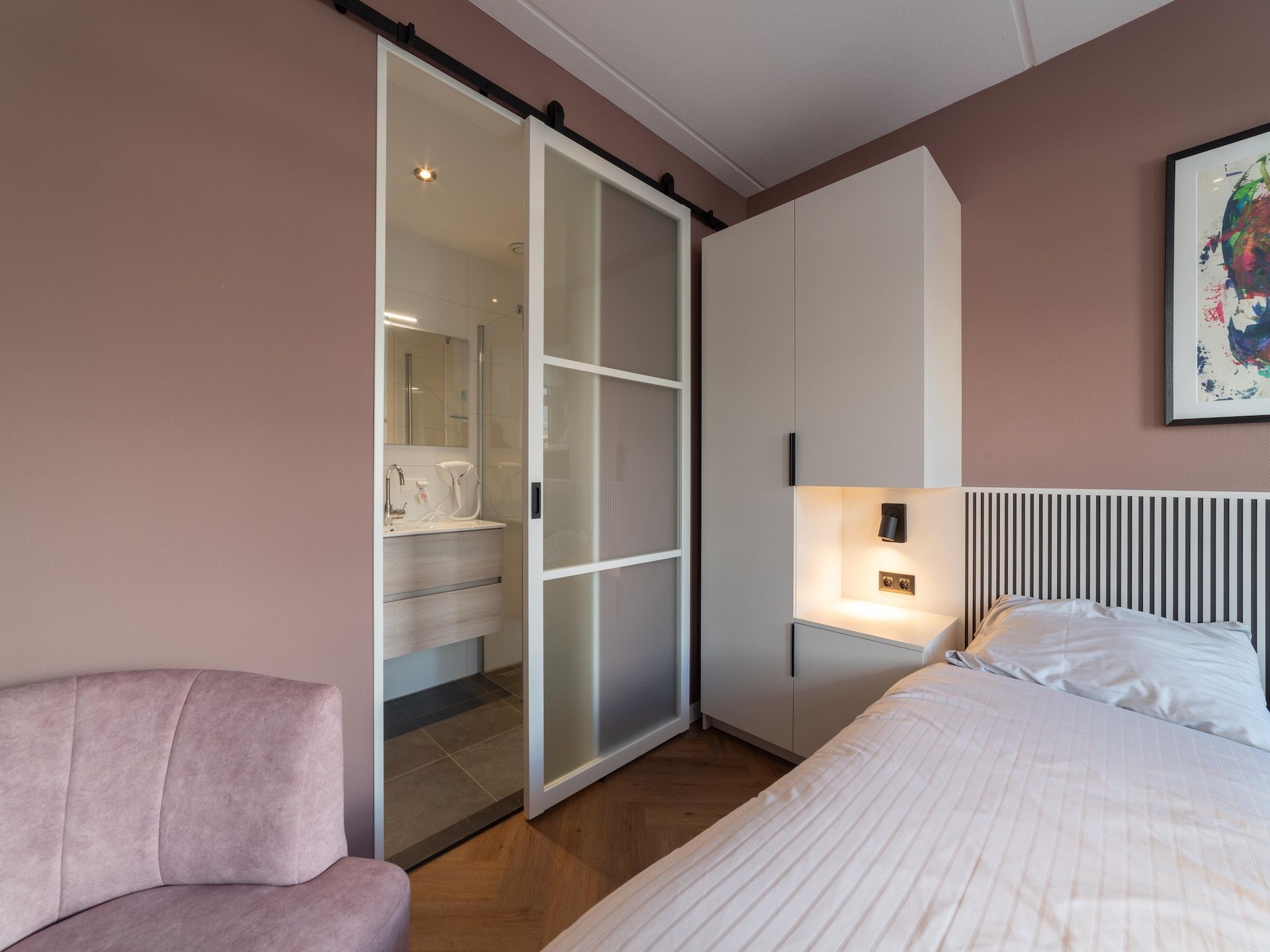 Een slaapkamer van Villa 10 - 12-persoons villa met buitenjacuzzi in Colijnsplaat