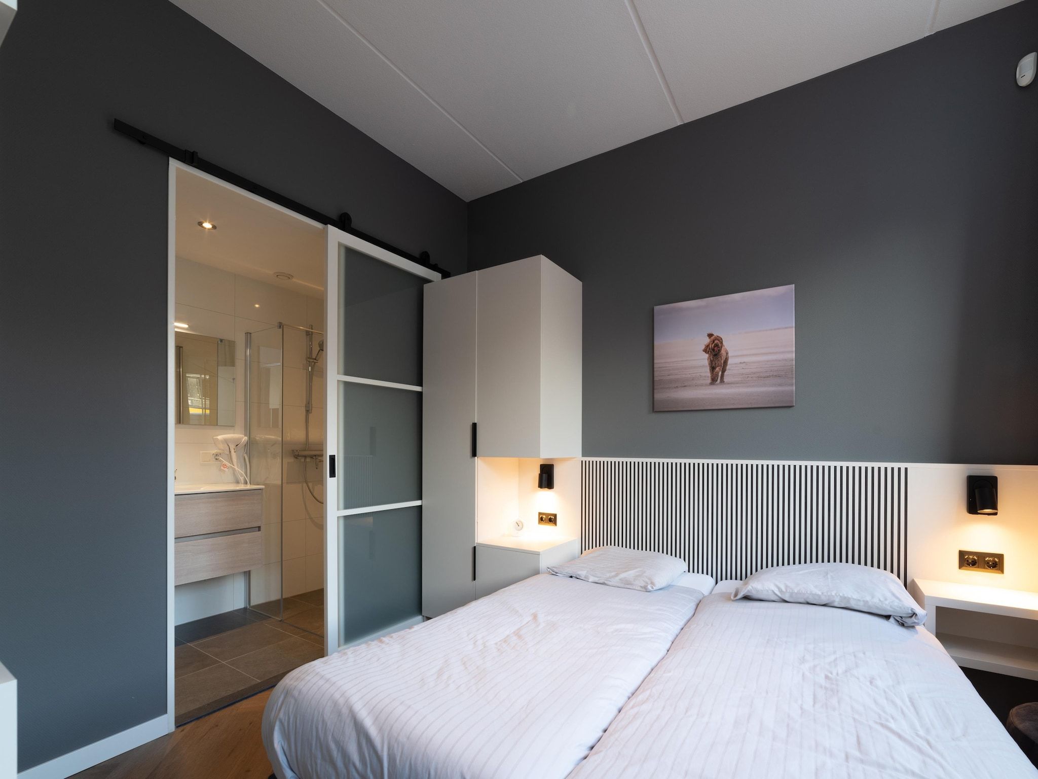 Een slaapkamer van Villa 12 - 12-persoons villa met buitenjacuzzi in Colijnsplaat