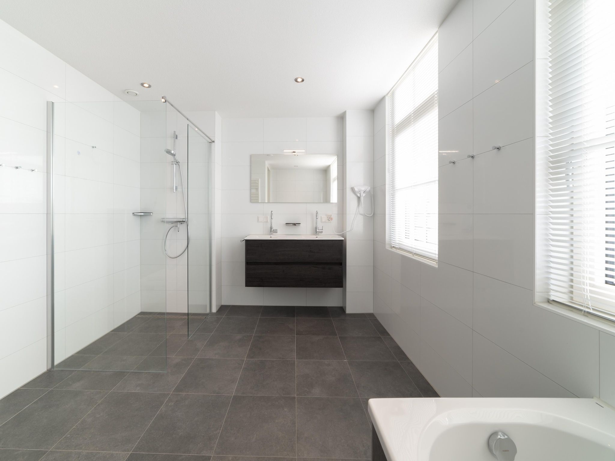 De badkamer van Villa 12 - 12-persoons villa met buitenjacuzzi in Colijnsplaat