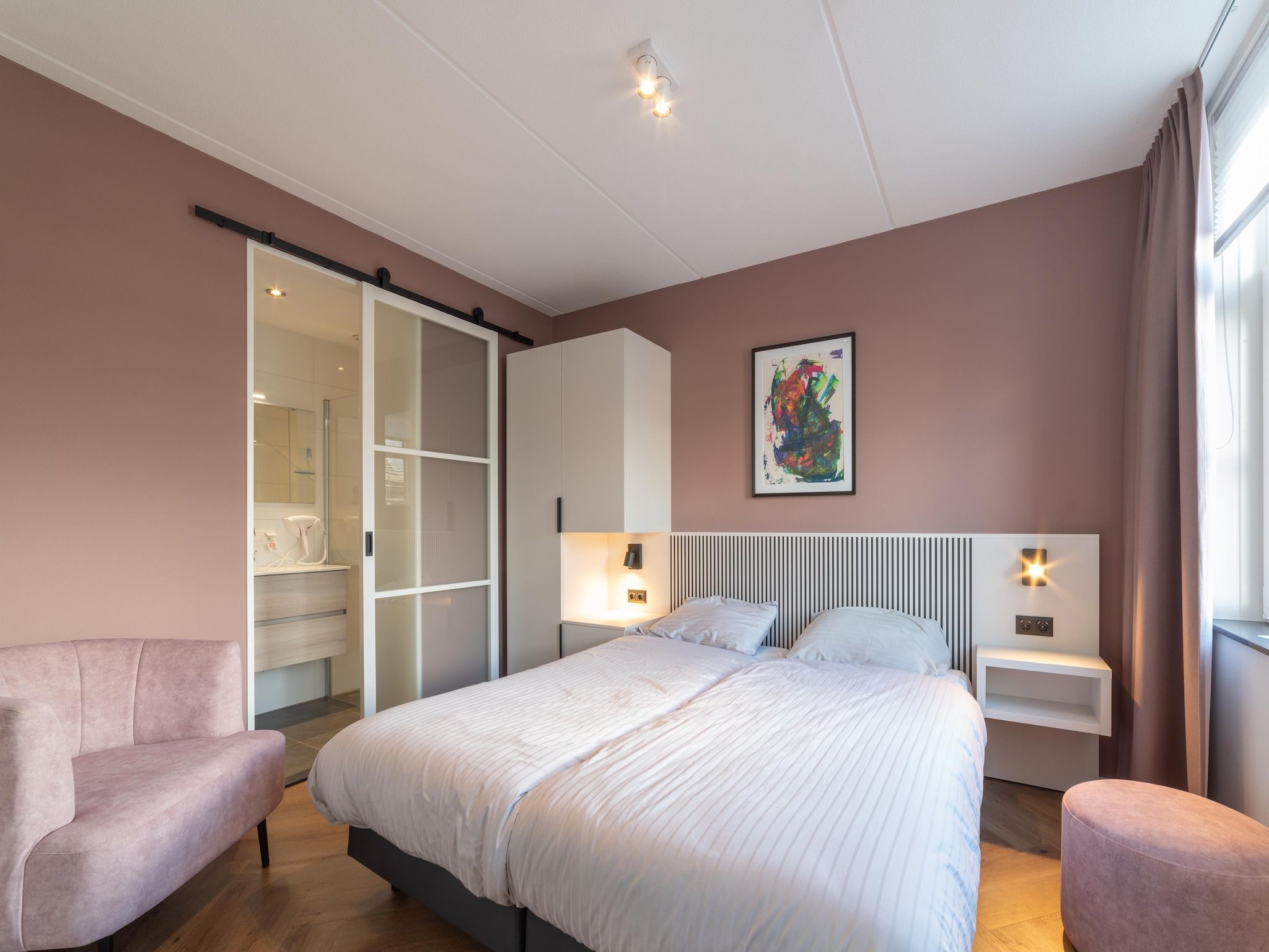 Een slaapkamer van Villa 12 - 12-persoons villa met buitenjacuzzi in Colijnsplaat