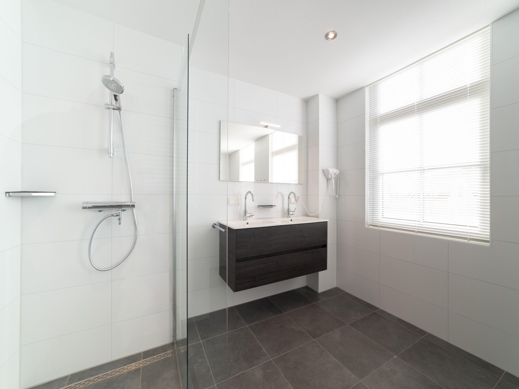 De badkamer van Villa 12 - 12-persoons villa met buitenjacuzzi in Colijnsplaat