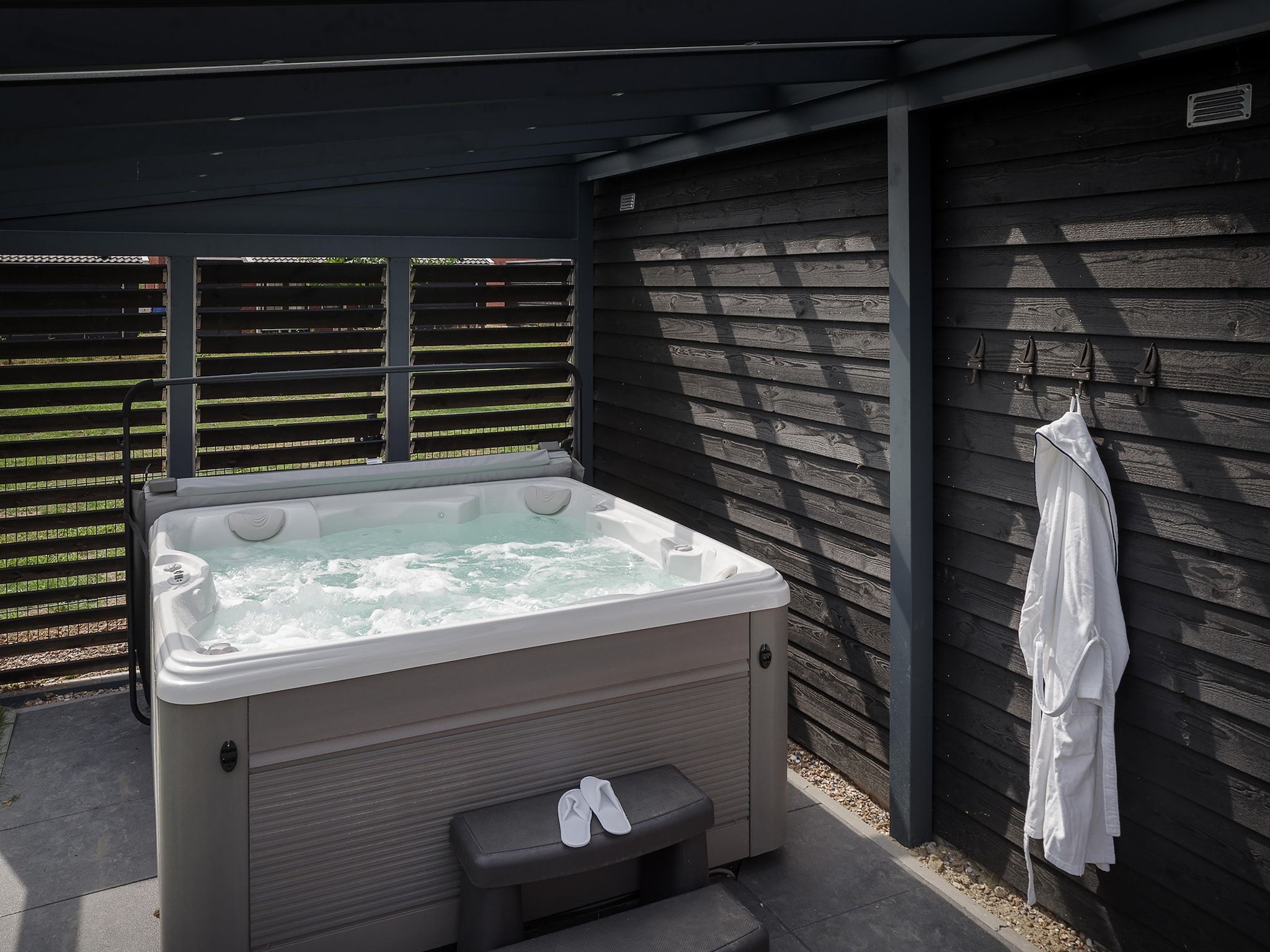 Wellness bij Villa 12 - 12-persoons villa met buitenjacuzzi in Colijnsplaat