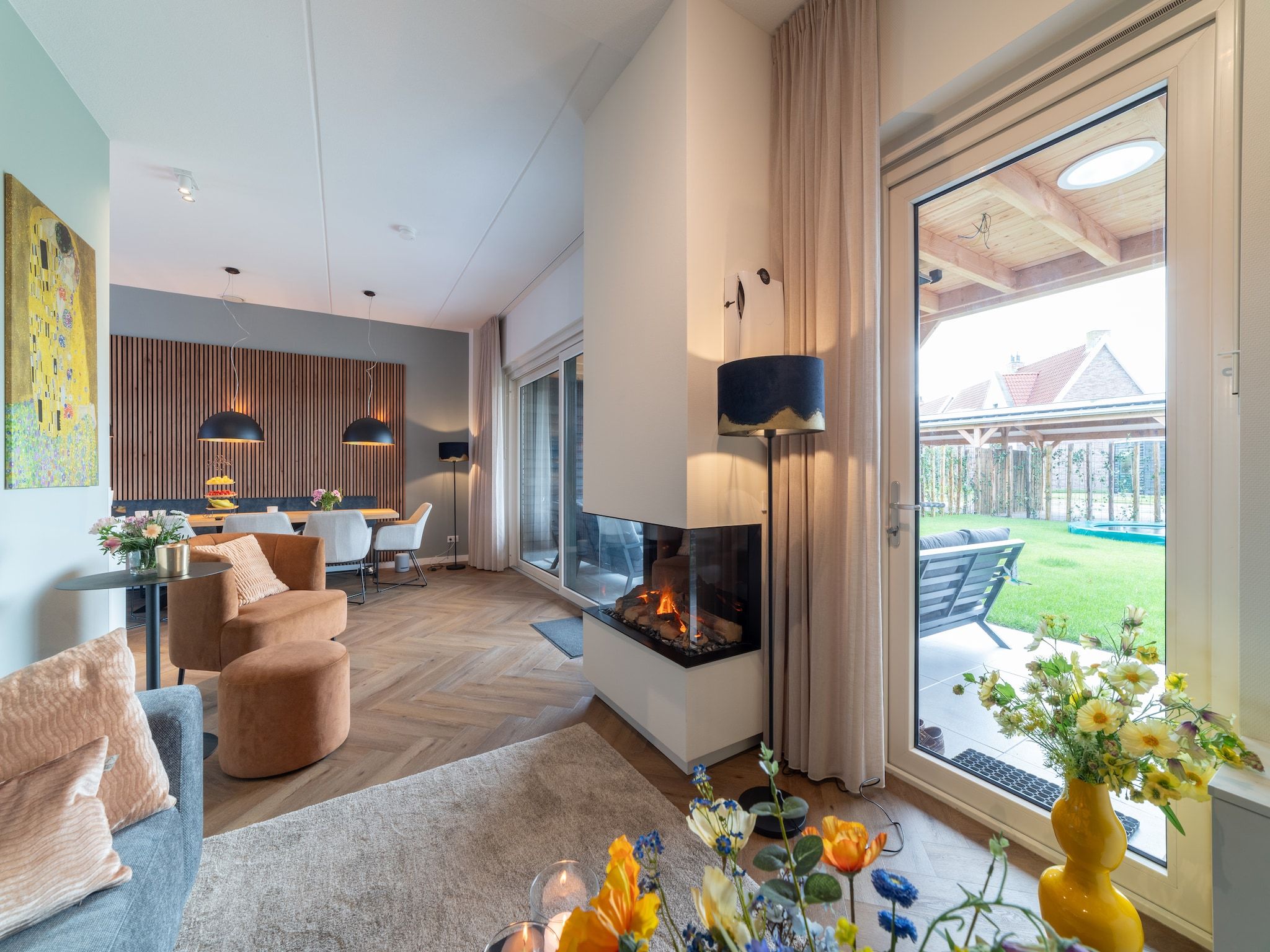 De woonkamer van Villa 12 - 12-persoons villa met buitenjacuzzi in Colijnsplaat
