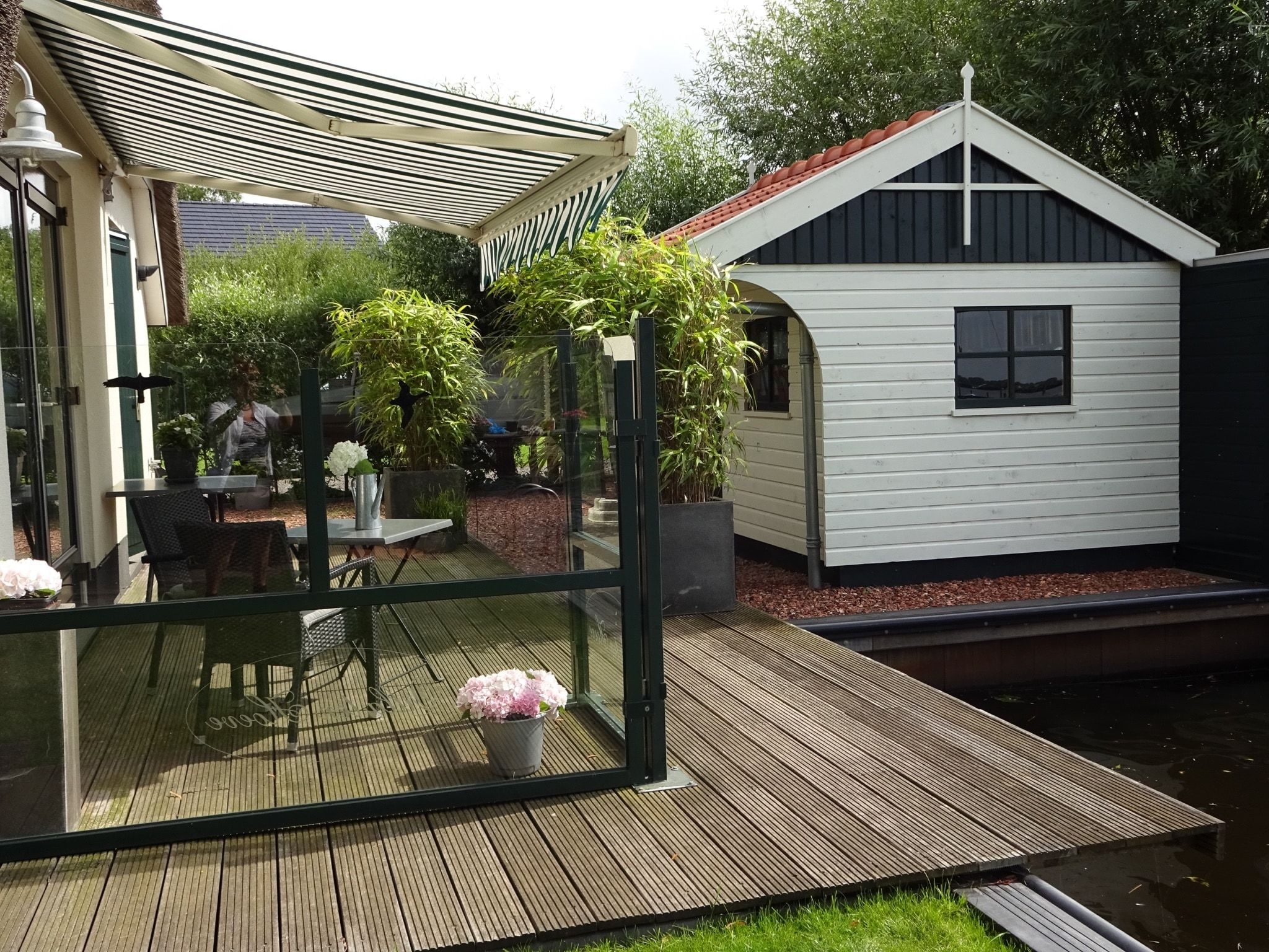 Het terras van Villa ten Hoeve in Steendam