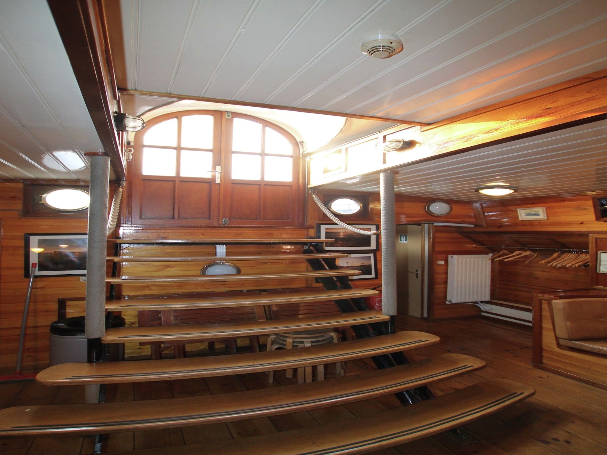 De woonkamer van Korevaer in Leiden