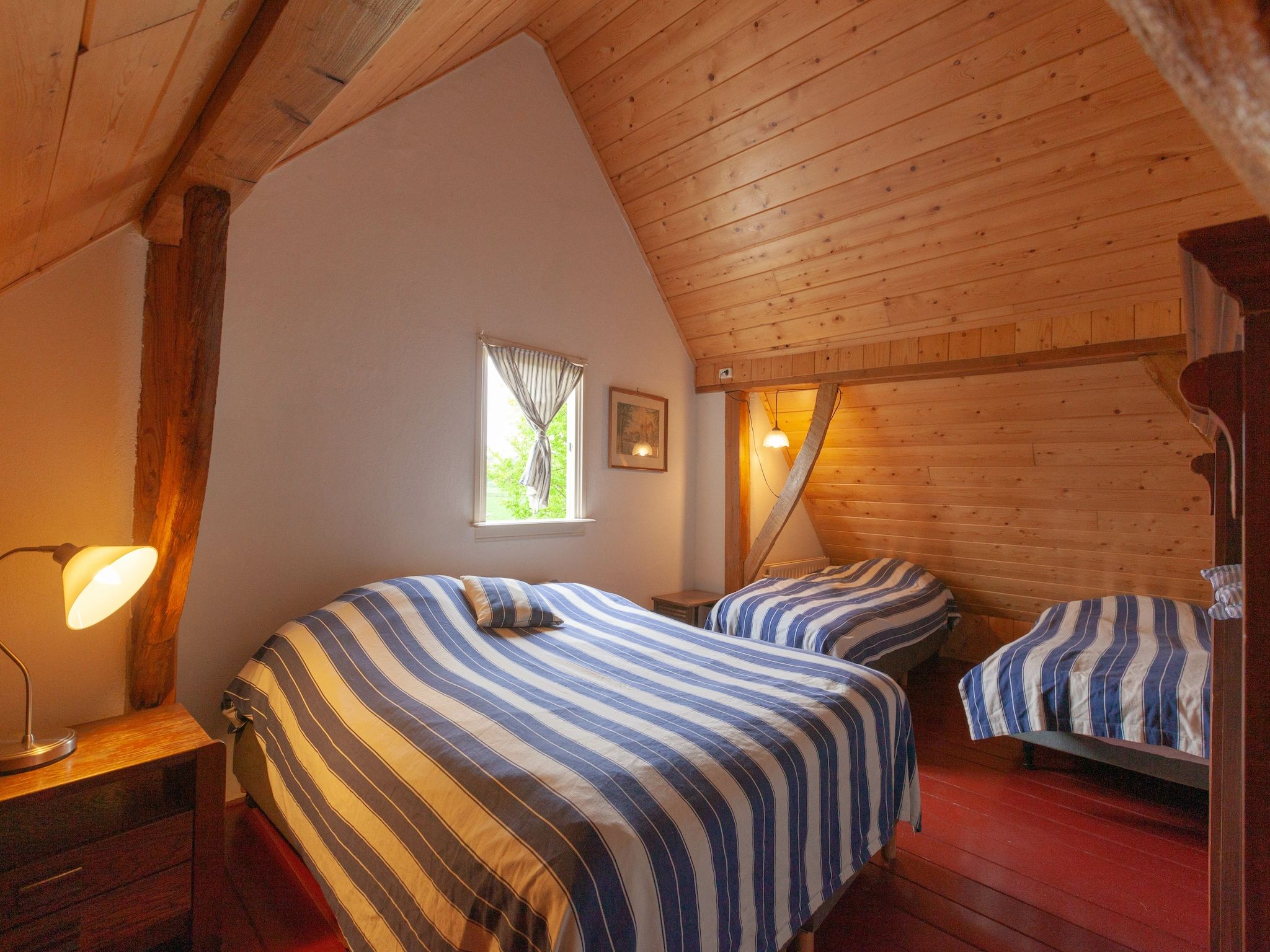 Een slaapkamer van Kotman's spieker 12 persoons in Enschede