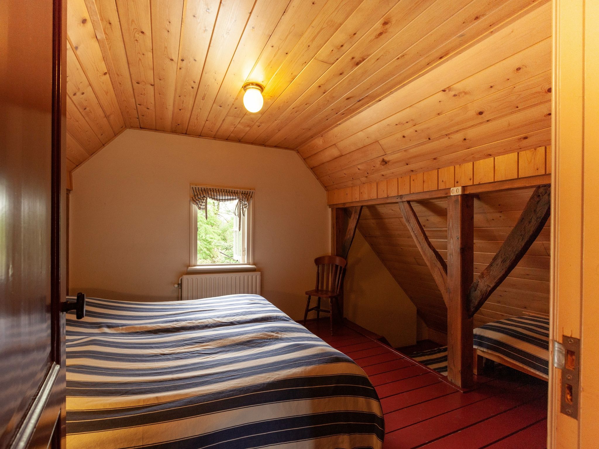 Een slaapkamer van Kotman's spieker 12 persoons in Enschede