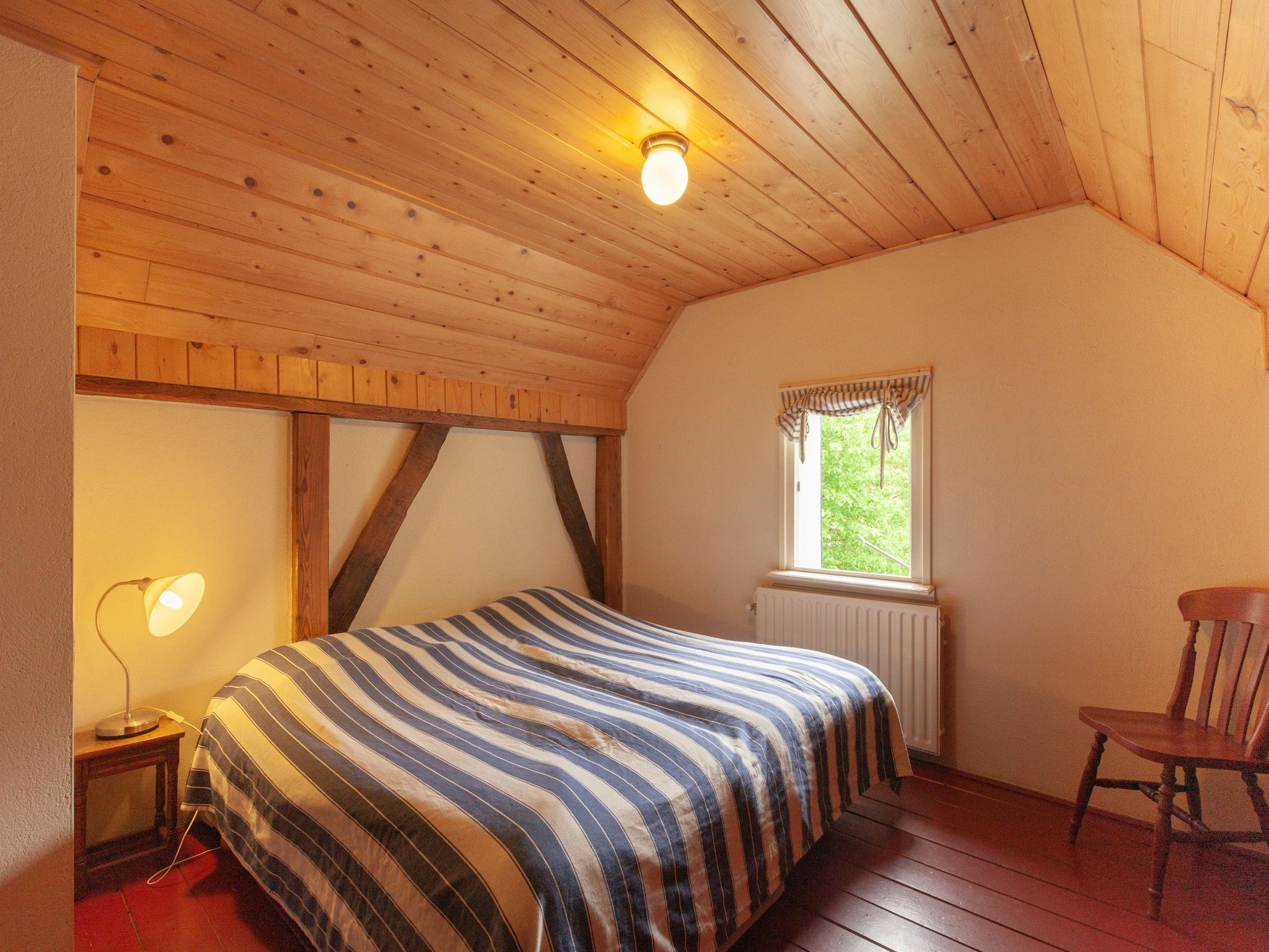 Een slaapkamer van Kotman's spieker 12 persoons in Enschede