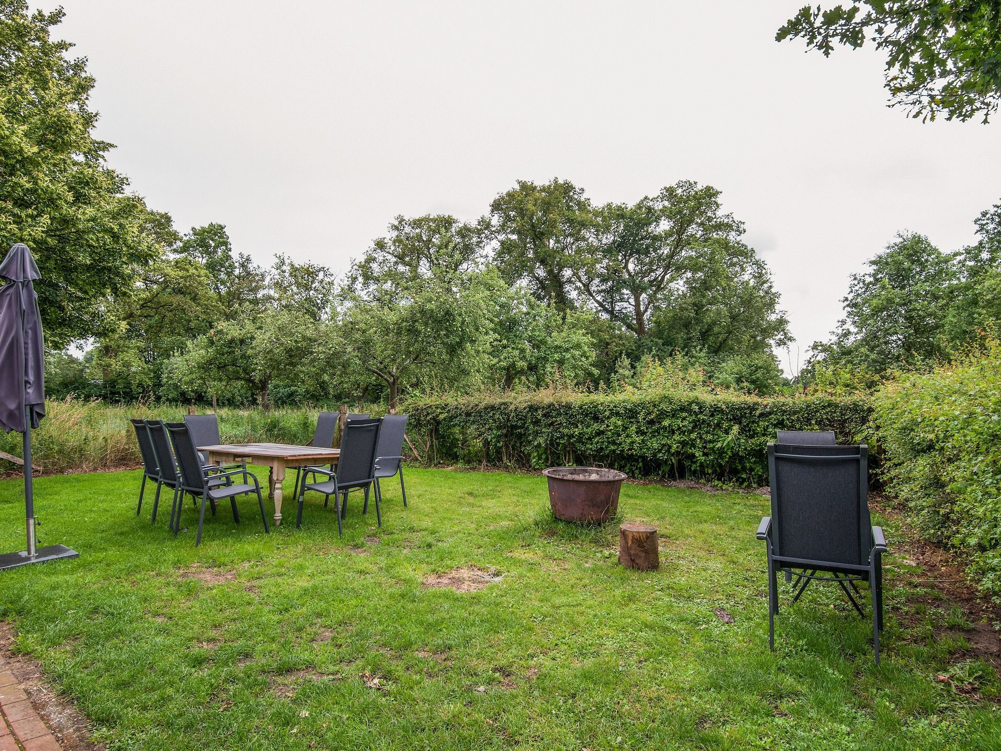 De tuin van Kotman's spieker 12 persoons in Enschede