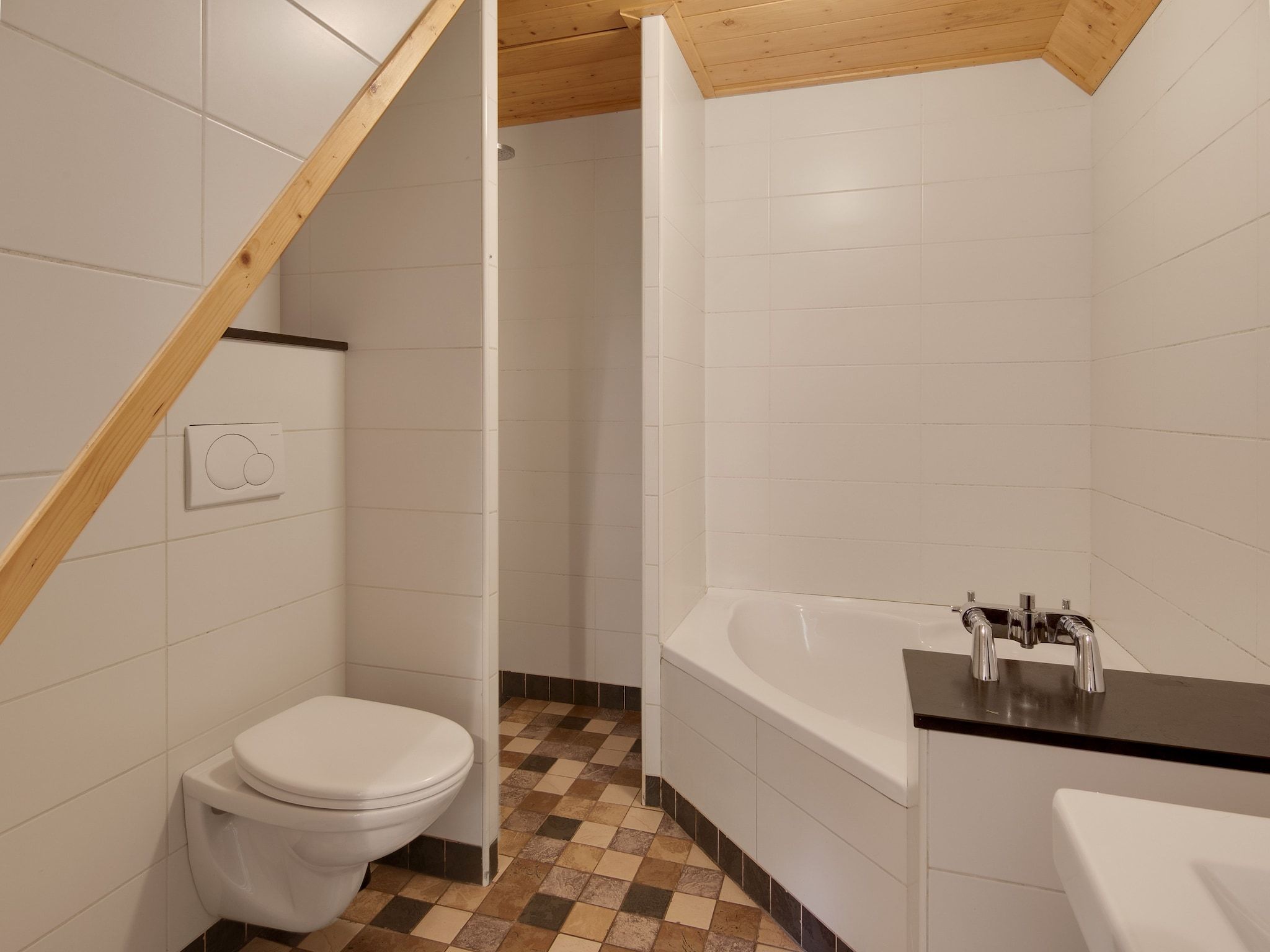 De badkamer van Kotman's spieker 12 persoons in Enschede