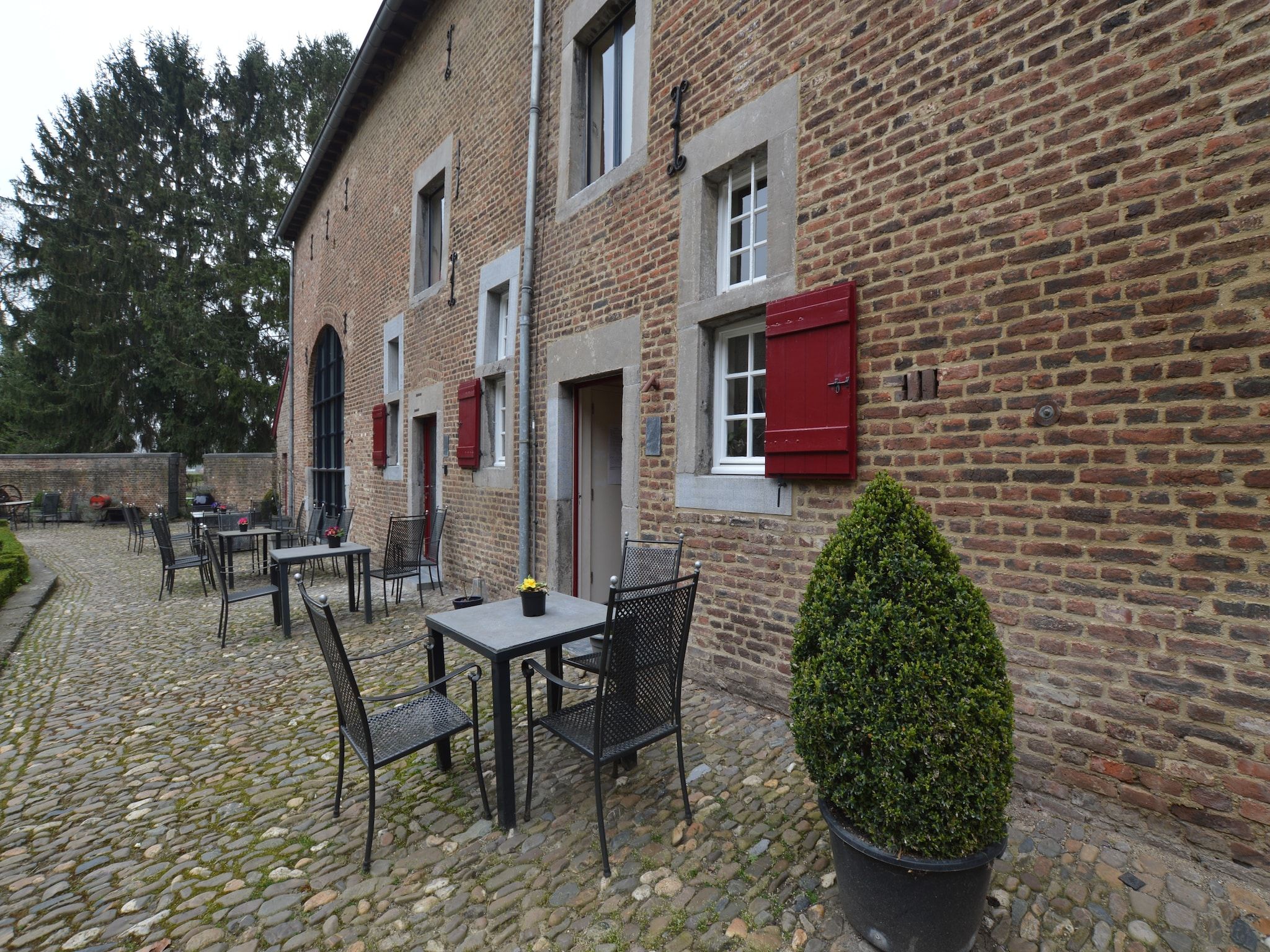 Het terras van Meschermolen 10 in Mesch-Eijsden