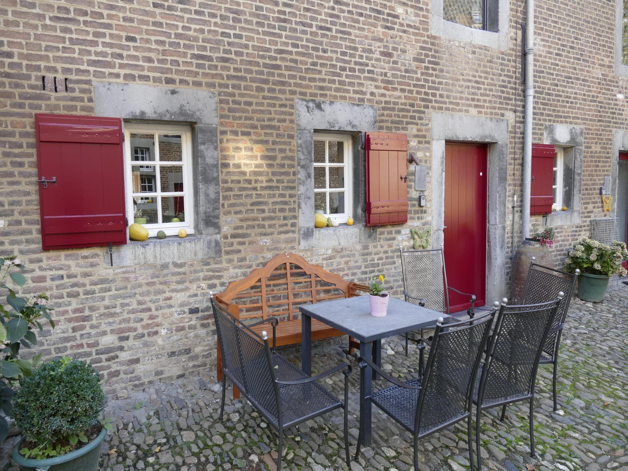 Het terras van Meschermolen 6 in Mesch-Eijsden