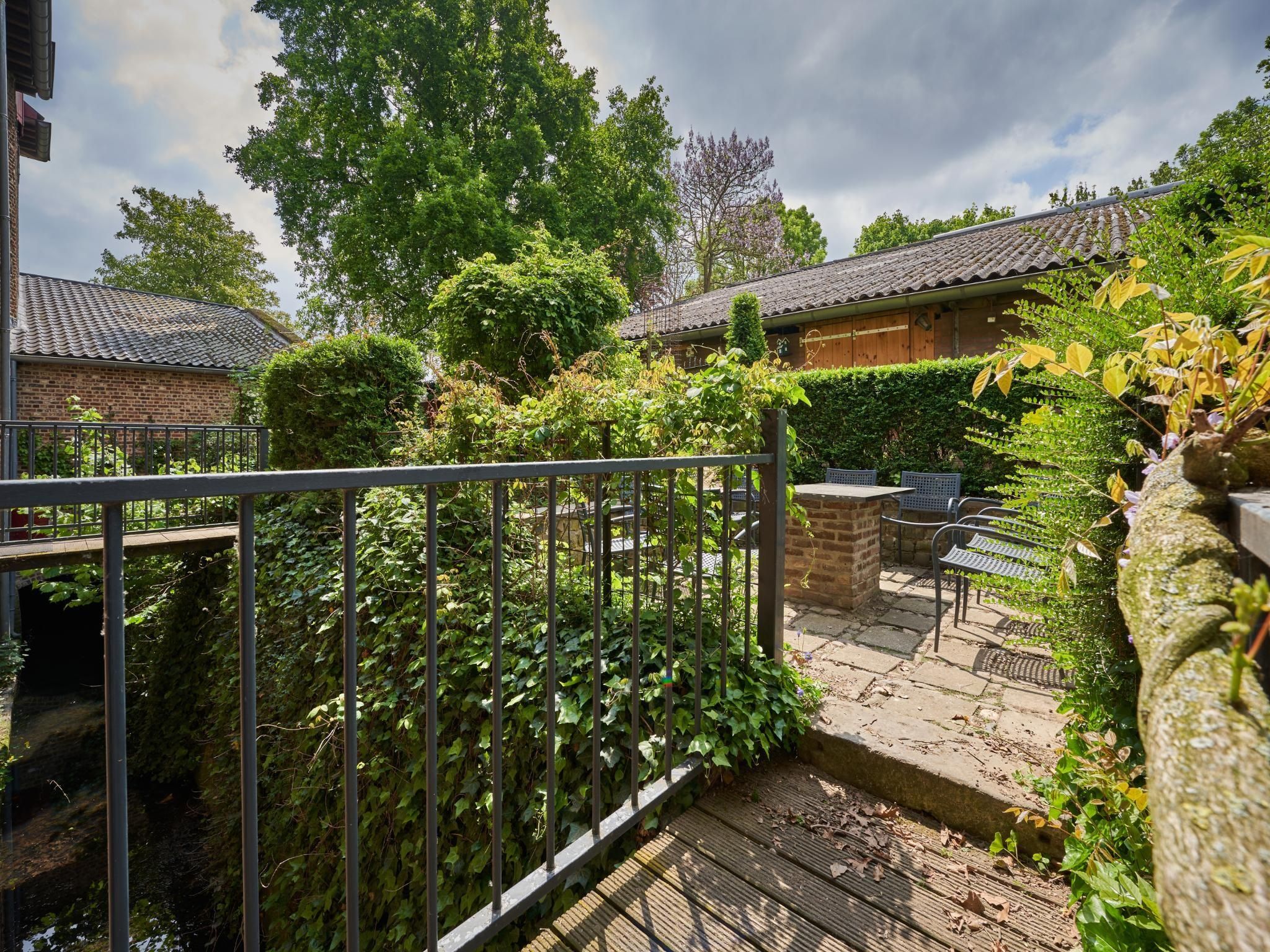 De tuin van Meschermolen 6 in Mesch-Eijsden