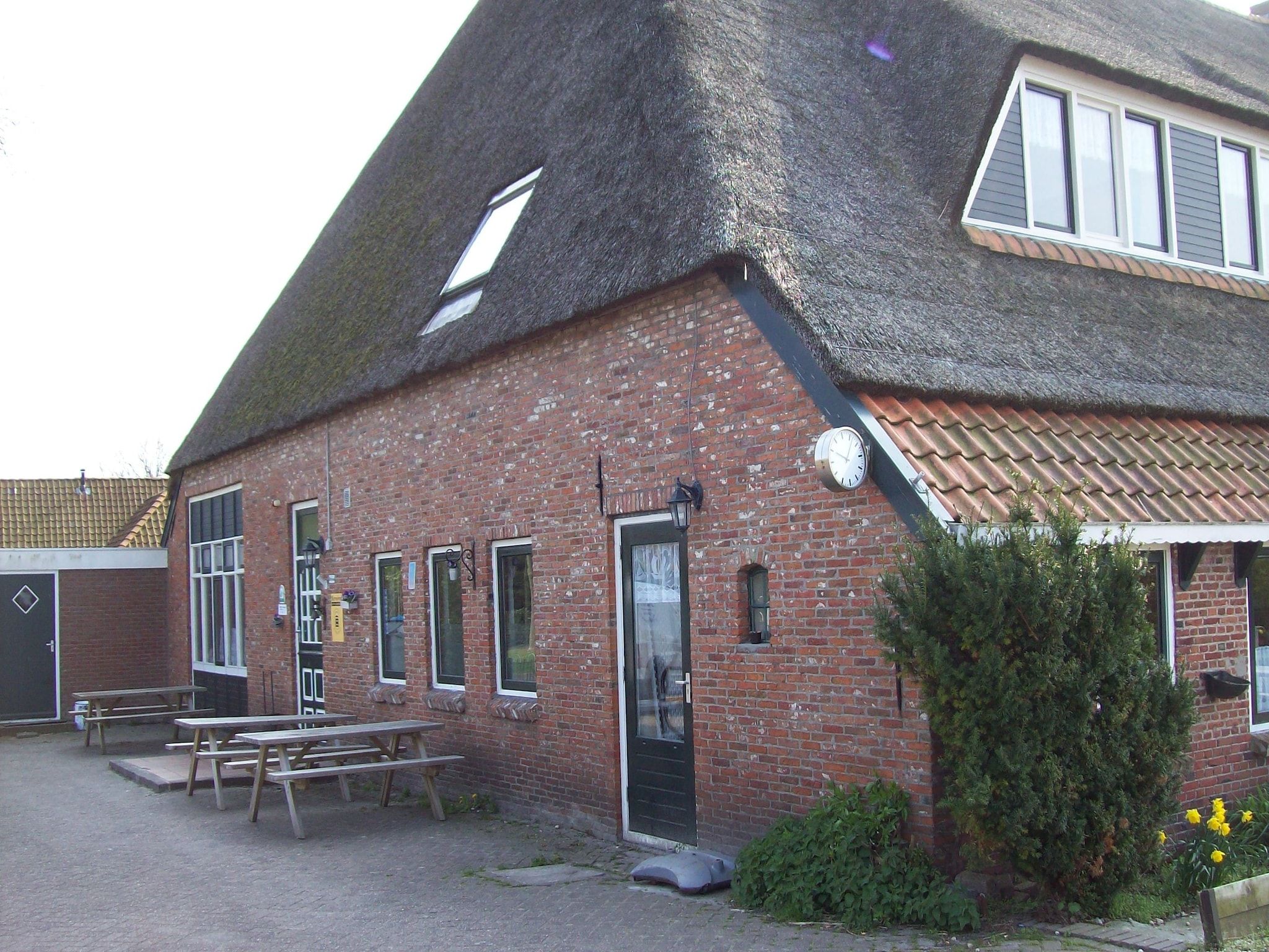 De buitenkant van De Vakantie boerderij in Holwerd