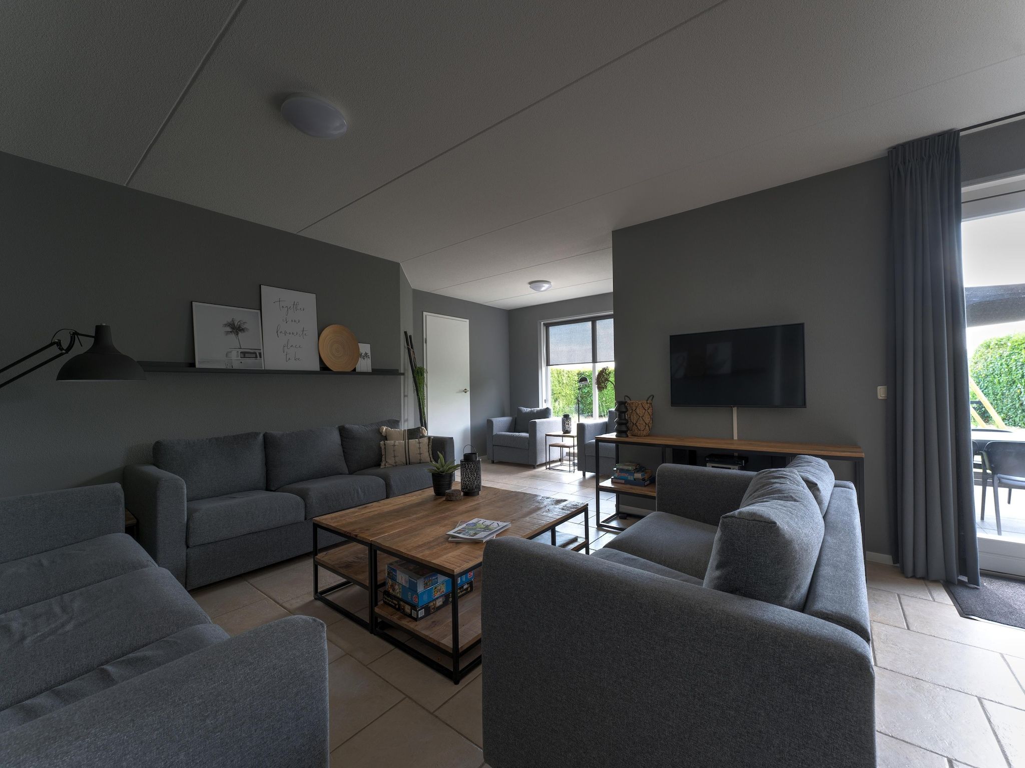 De woonkamer van Buitenplaats Enjoy in Zeewolde