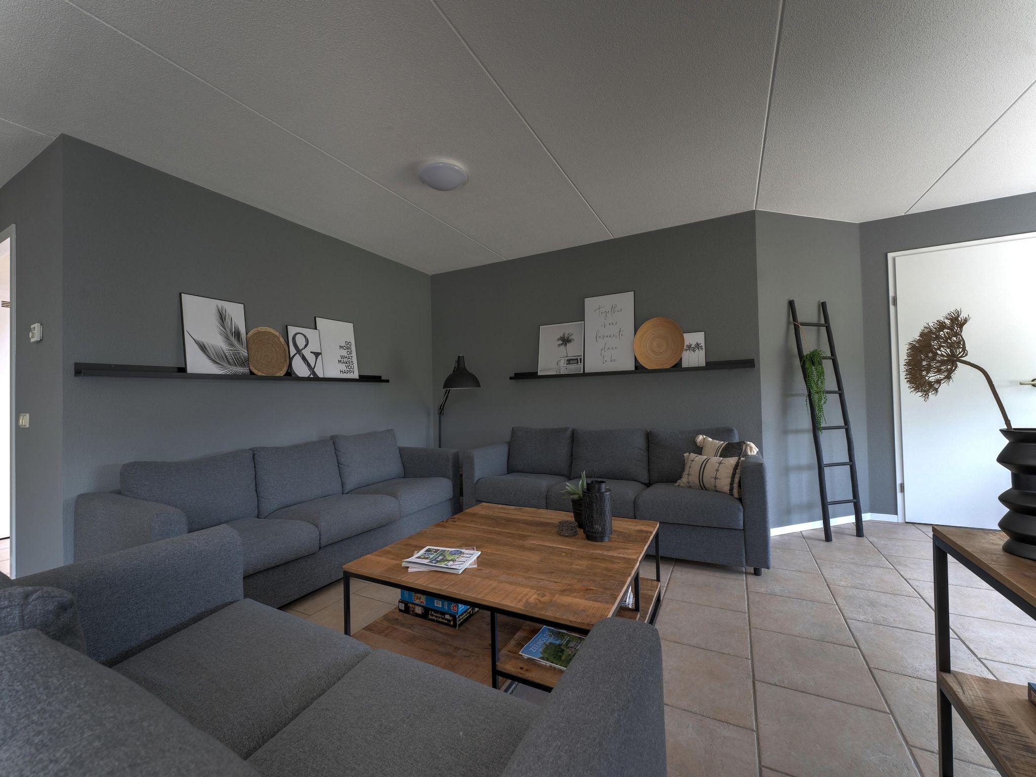 De woonkamer van Buitenplaats Enjoy in Zeewolde