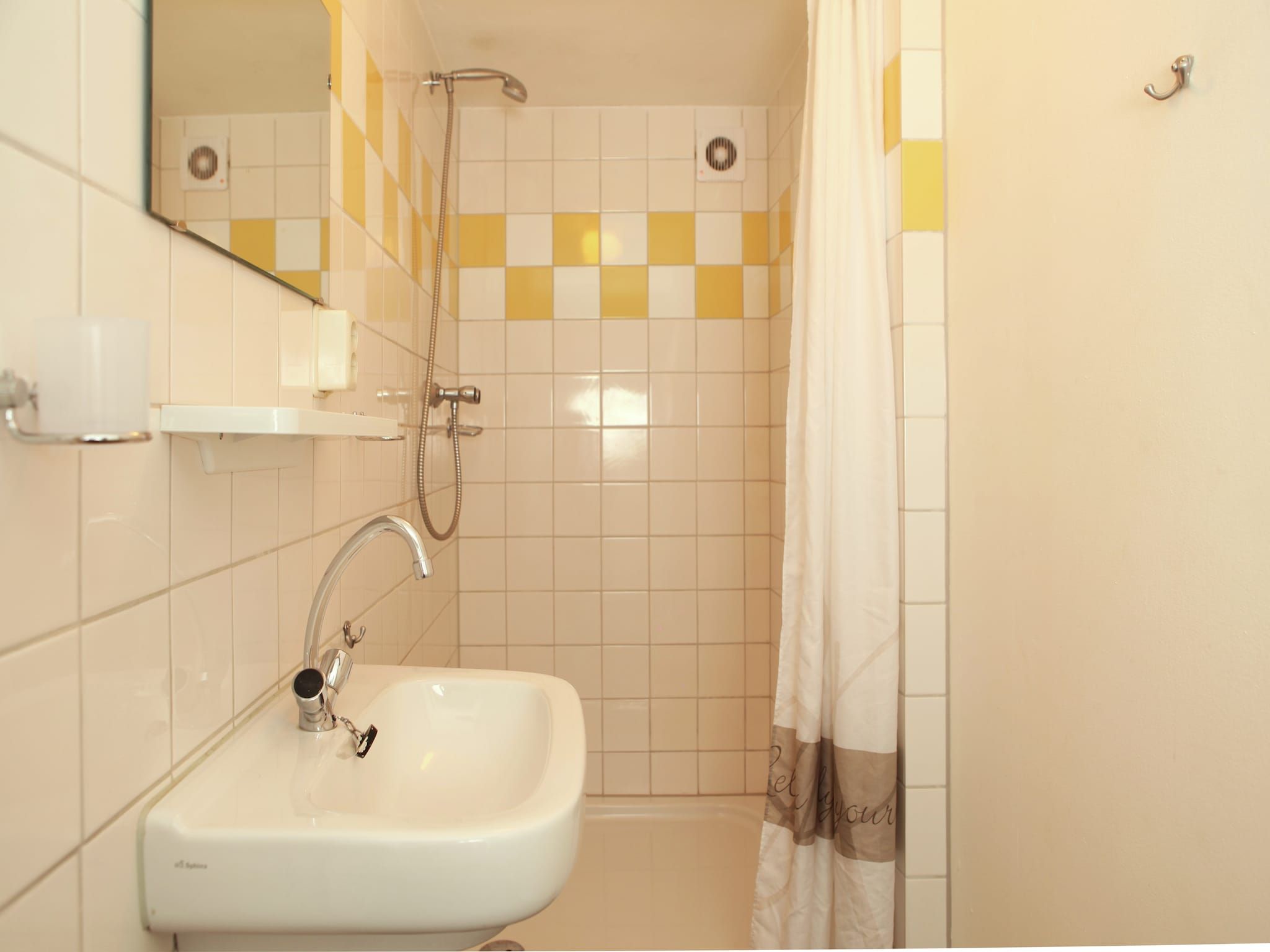 De badkamer van De grove den in Doornspijk