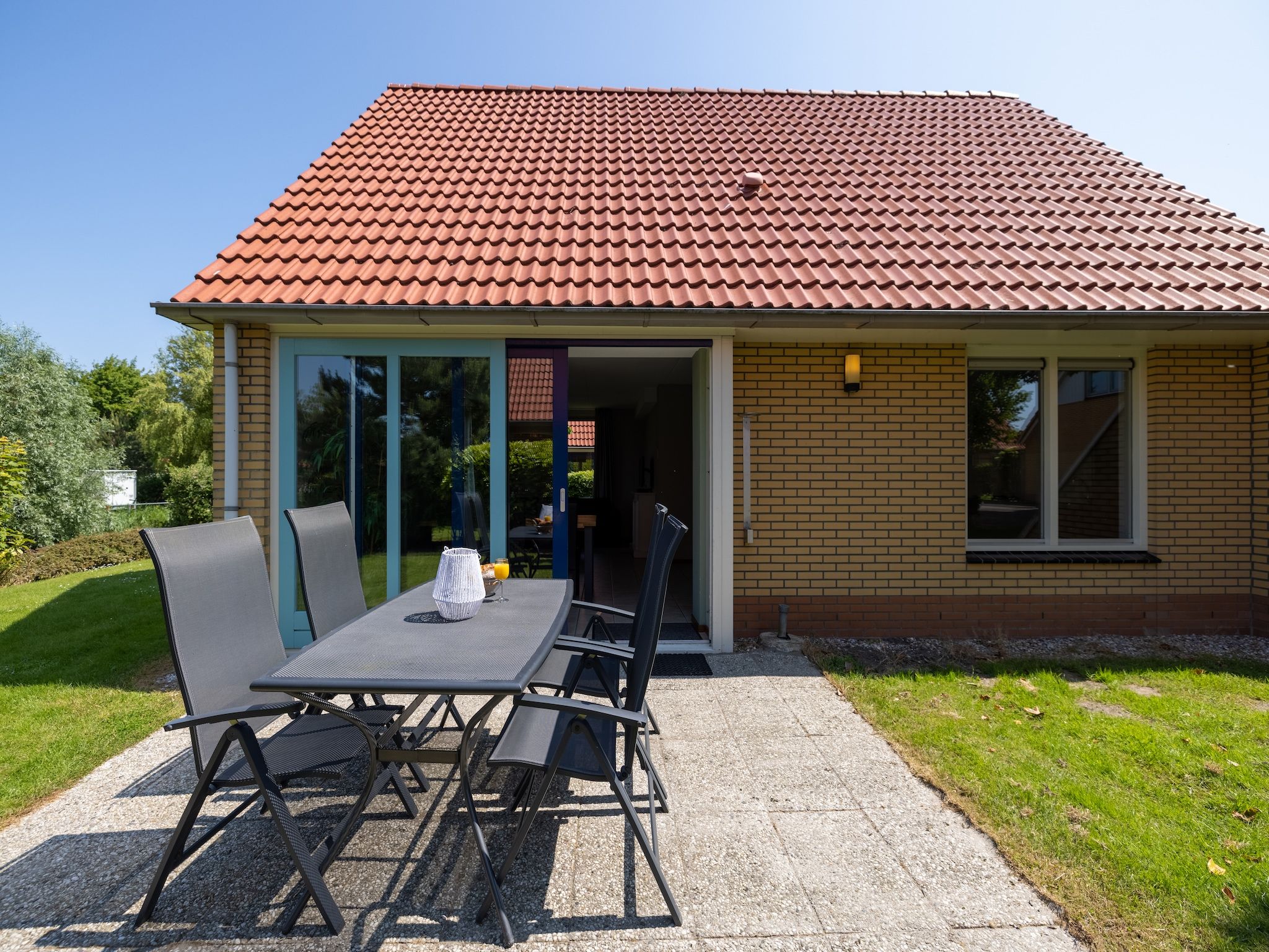 Het terras van Villavakantiepark IJsselhof 3 in Andijk