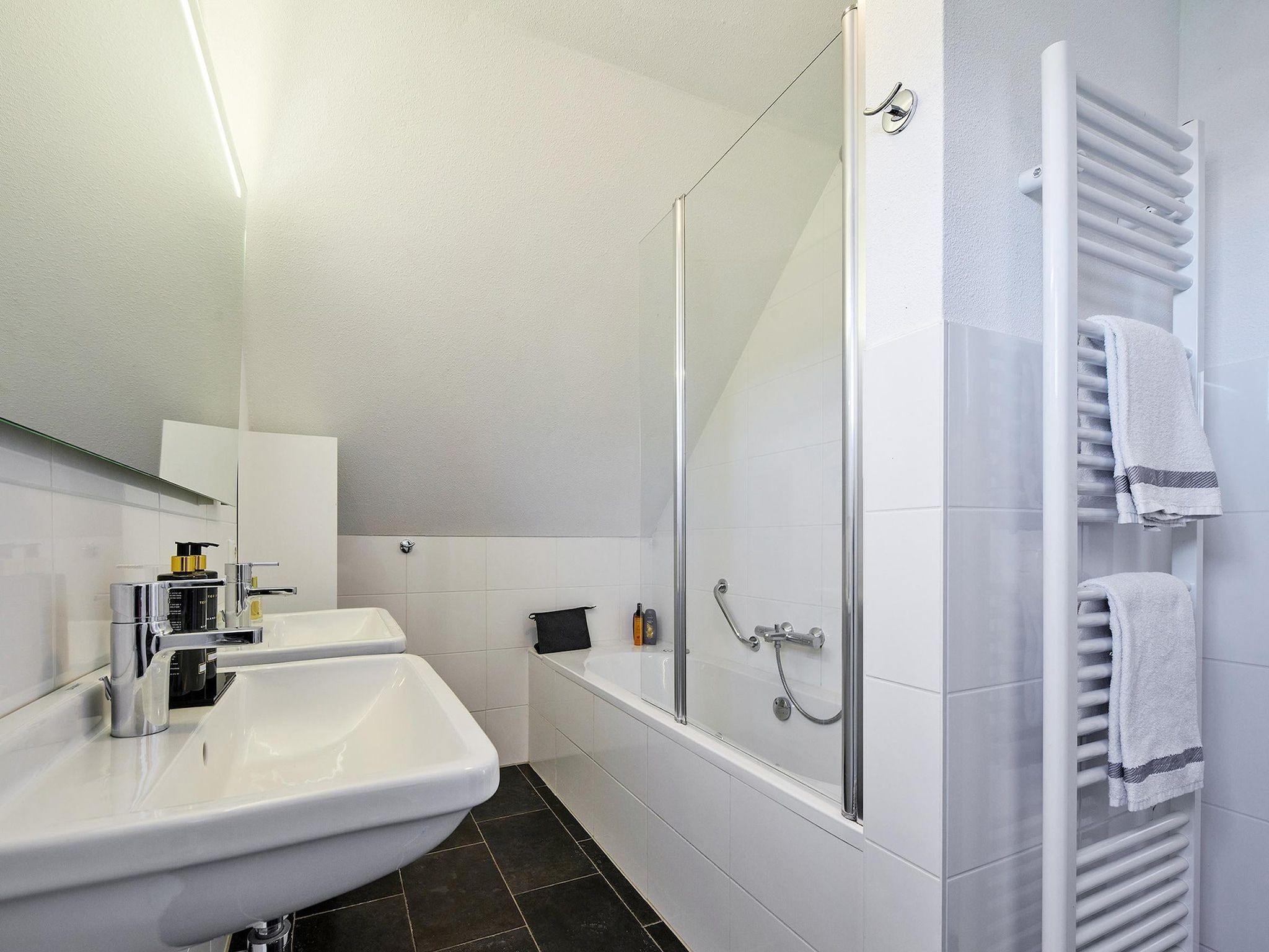 De badkamer van Buitenhof De Leistert 16 in Roggel