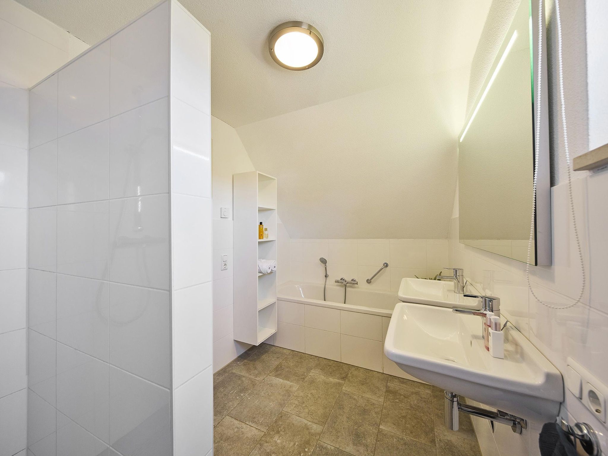 De badkamer van Buitenhof De Leistert 4 in Roggel