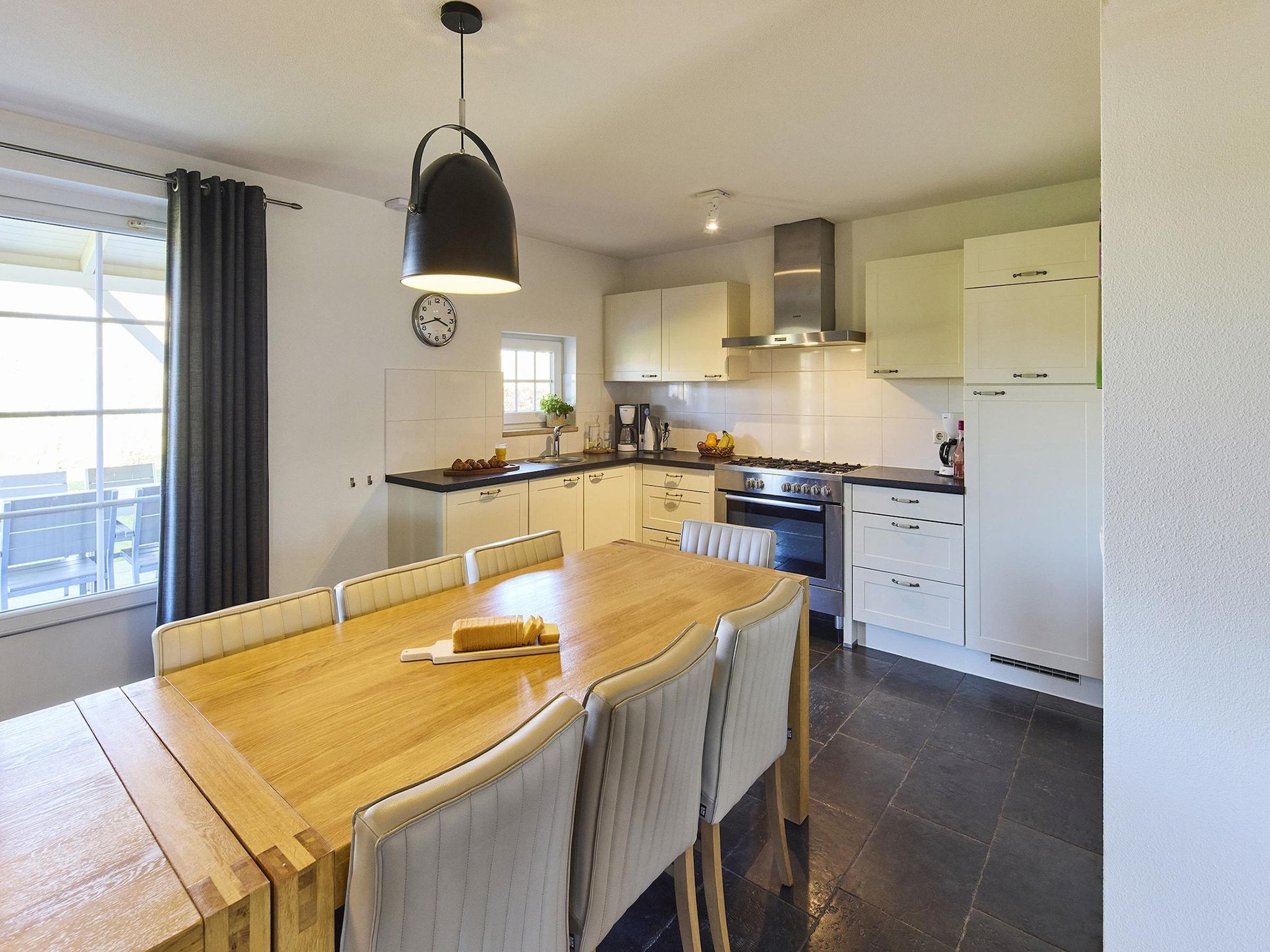 De eetkamer van Buitenhof De Leistert 4 in Roggel