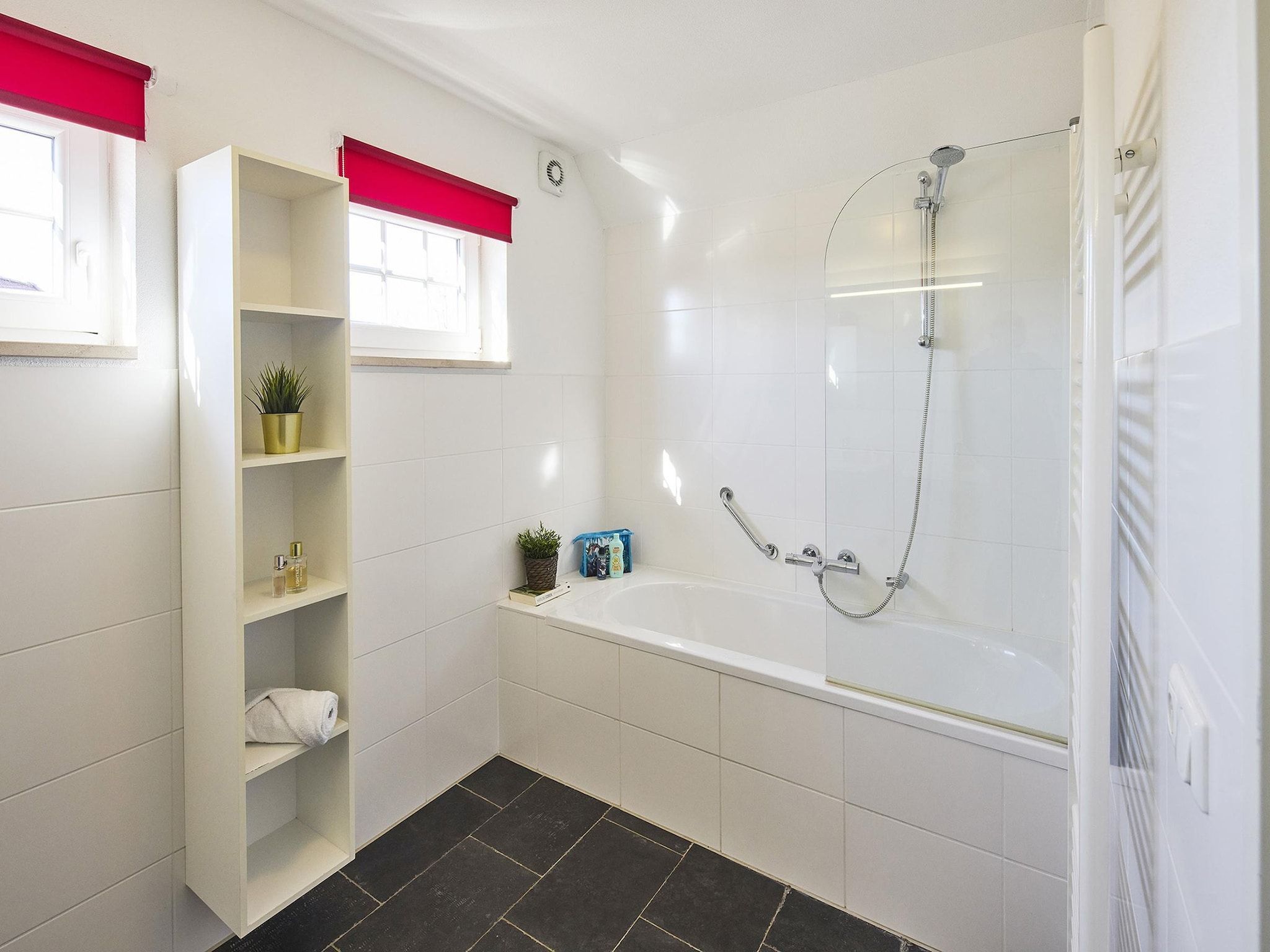 De badkamer van Buitenhof De Leistert 12 in Roggel