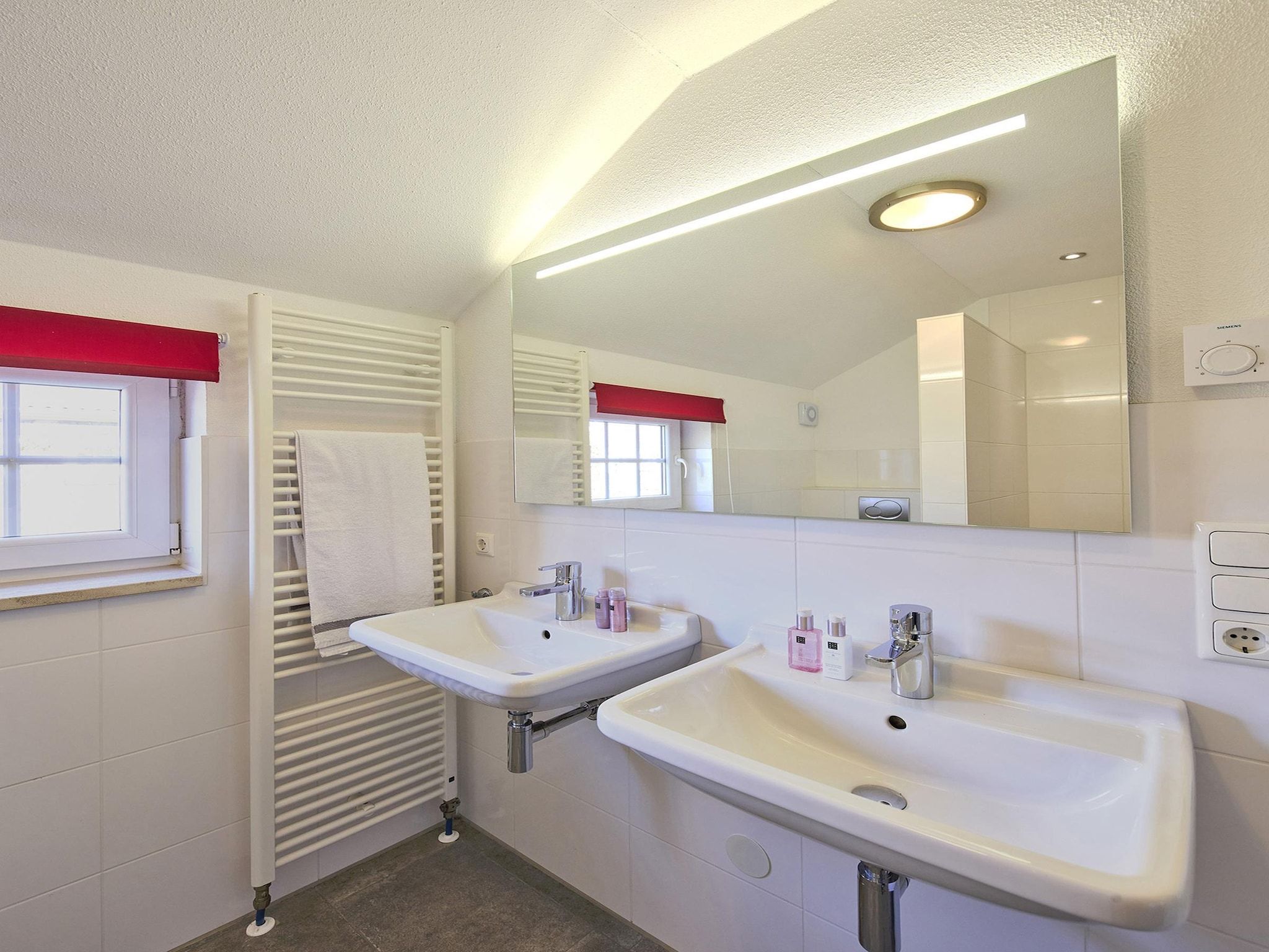 De badkamer van Buitenhof De Leistert 9 in Roggel