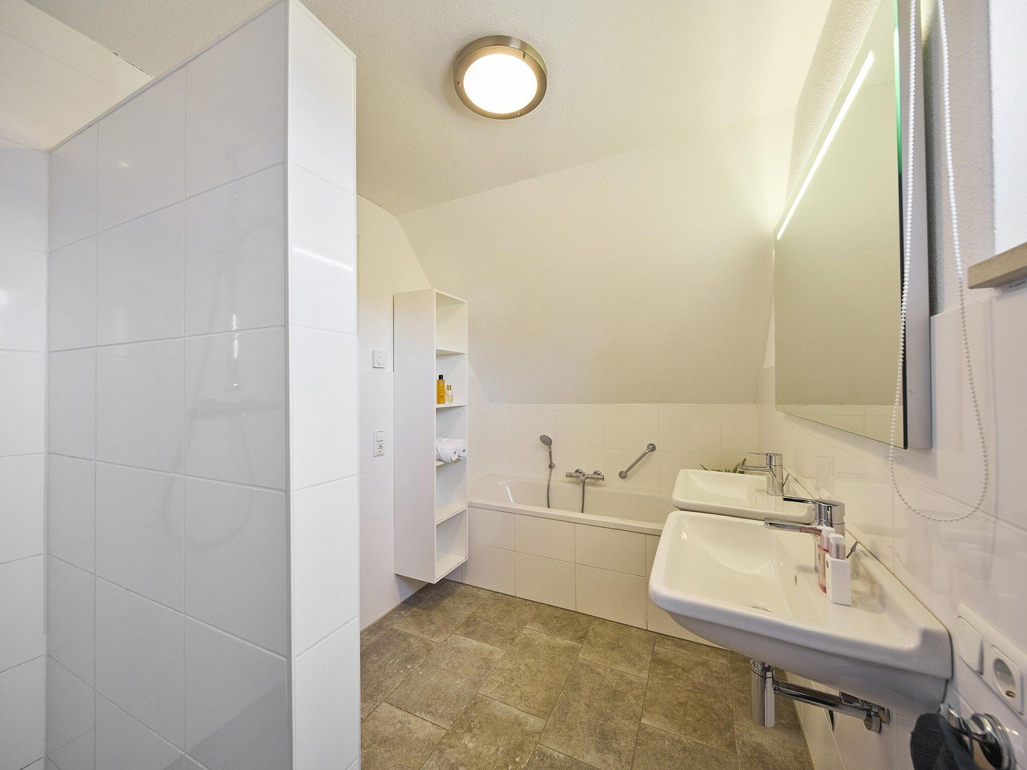 De badkamer van Buitenhof De Leistert 5 in Roggel