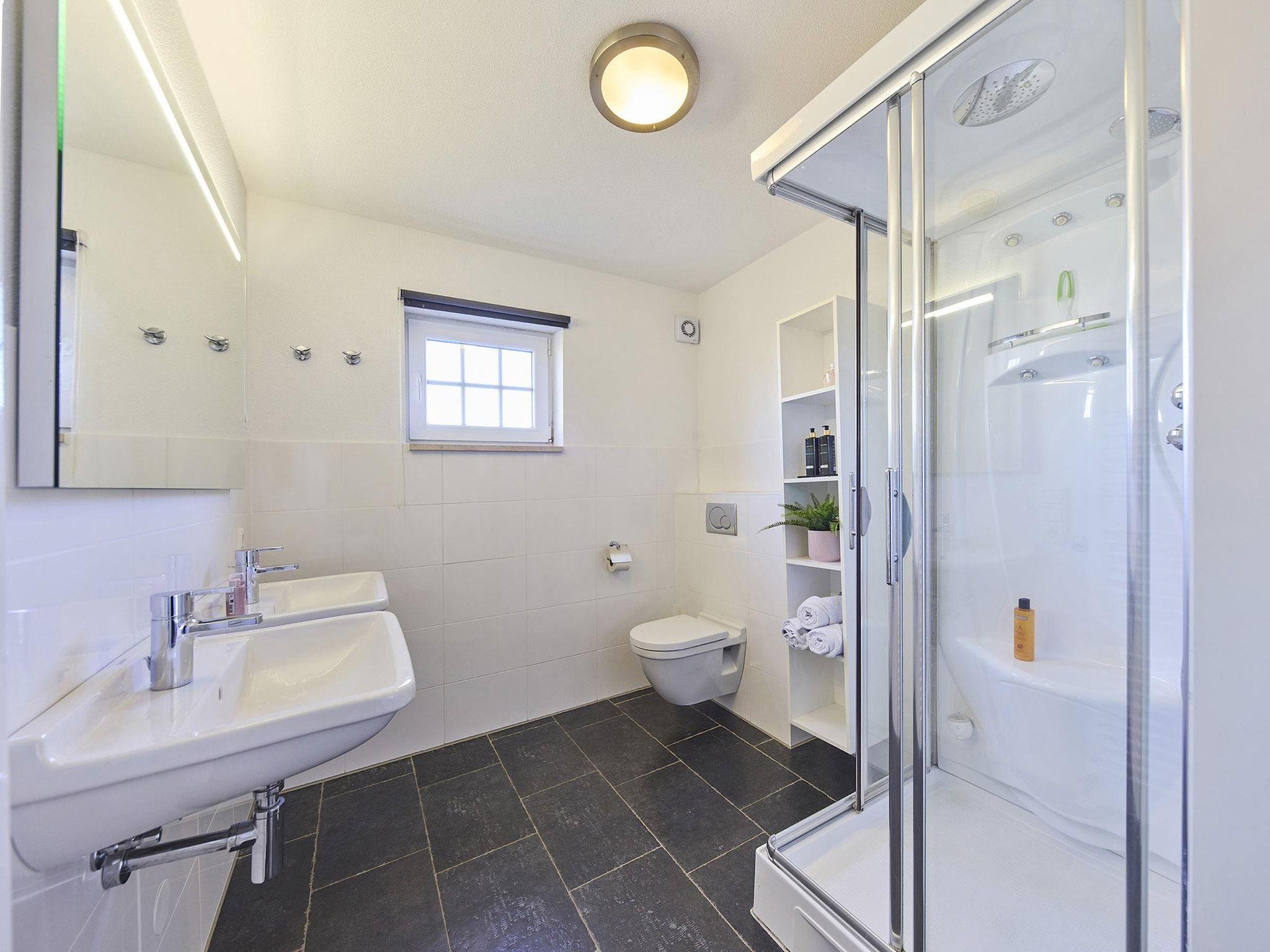 De badkamer van Buitenhof De Leistert 5 in Roggel