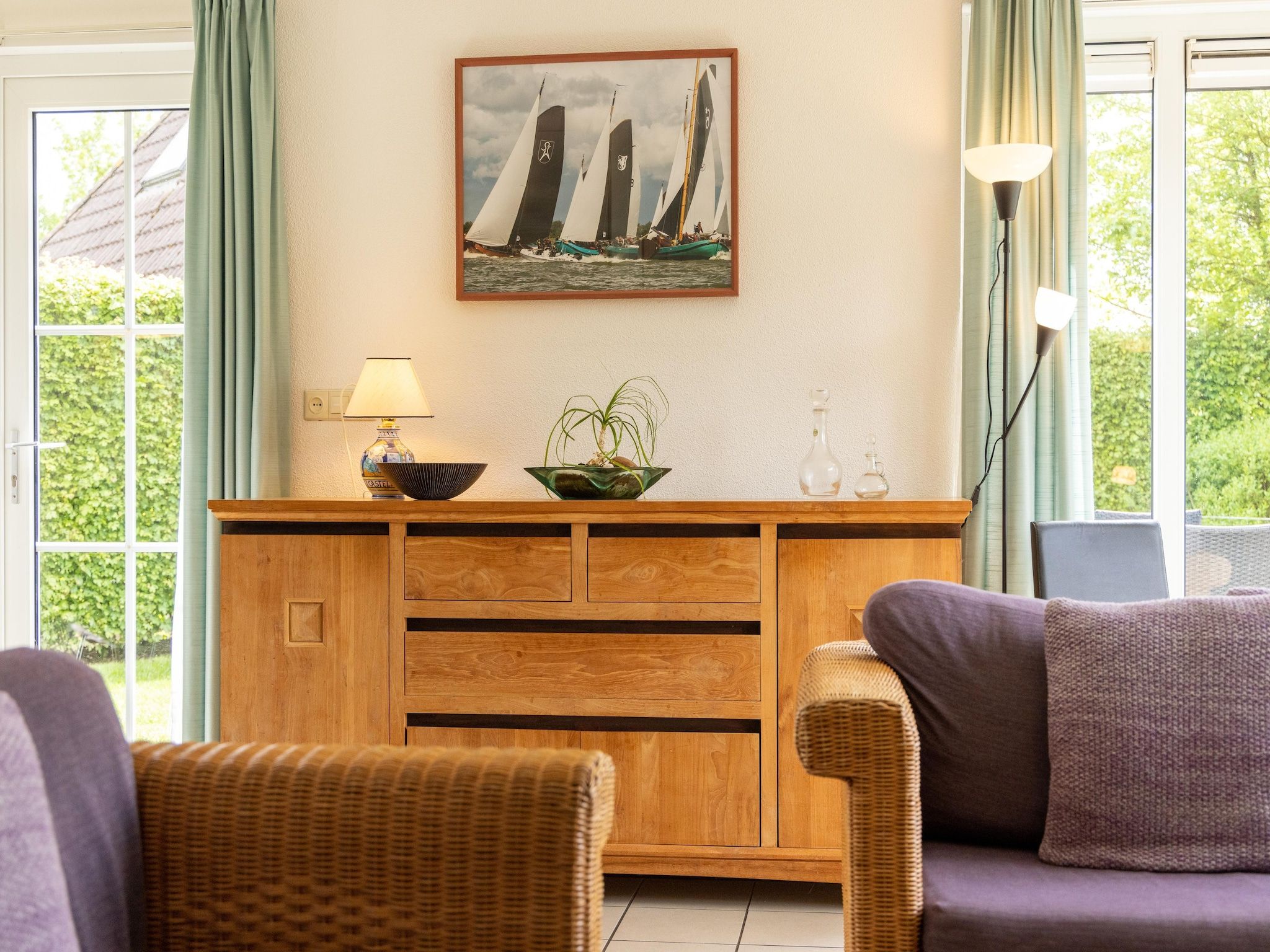 De woonkamer van Buitenplaats It Wiid 4 in Eernewoud