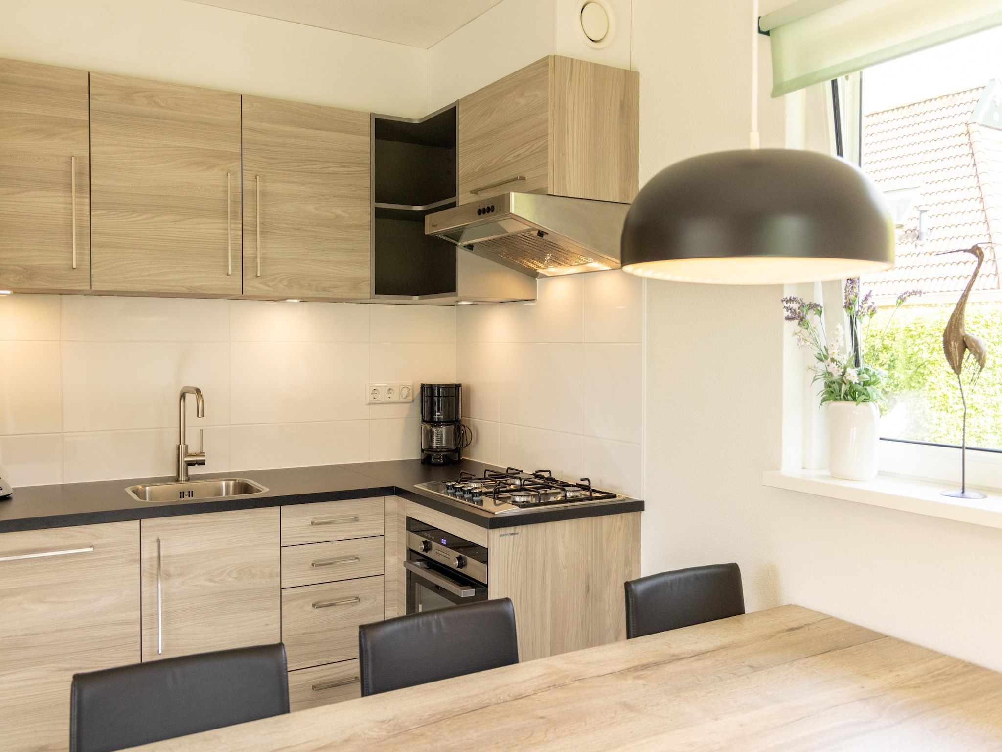 De eetkamer van Buitenplaats It Wiid 4 in Eernewoud