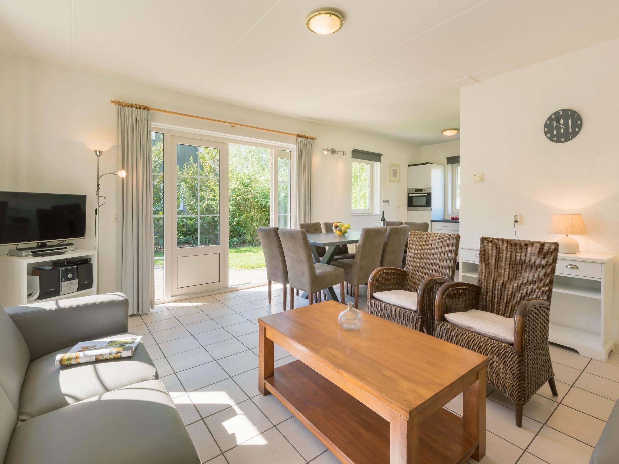 De woonkamer van Villapark De Weerribben 1 in Paasloo