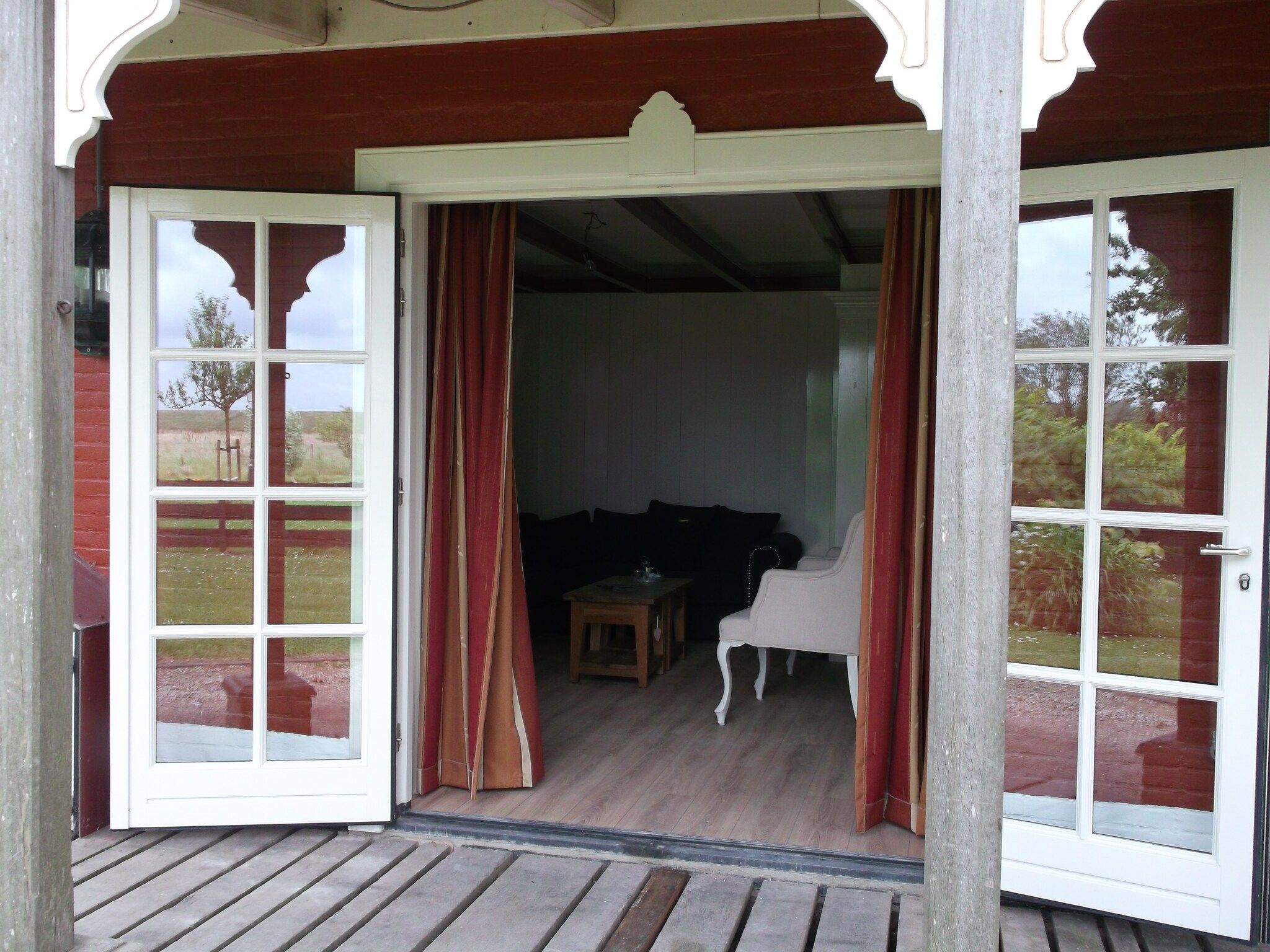 Het terras van Recreatiepark Wiringherlant - Ons Huys in Hippolytushoef