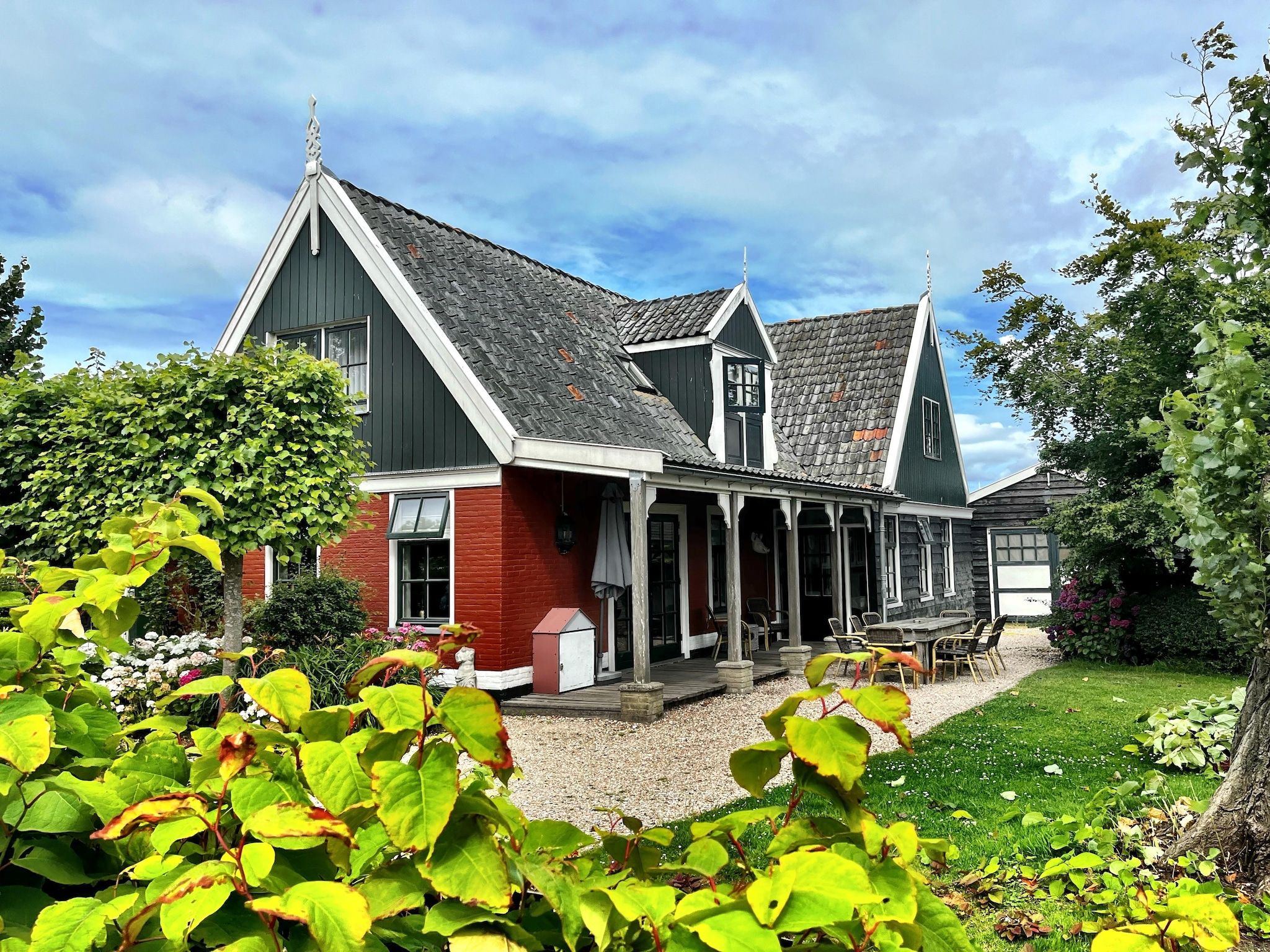 De buitenkant van Recreatiepark Wiringherlant - Ons Huys in Hippolytushoef