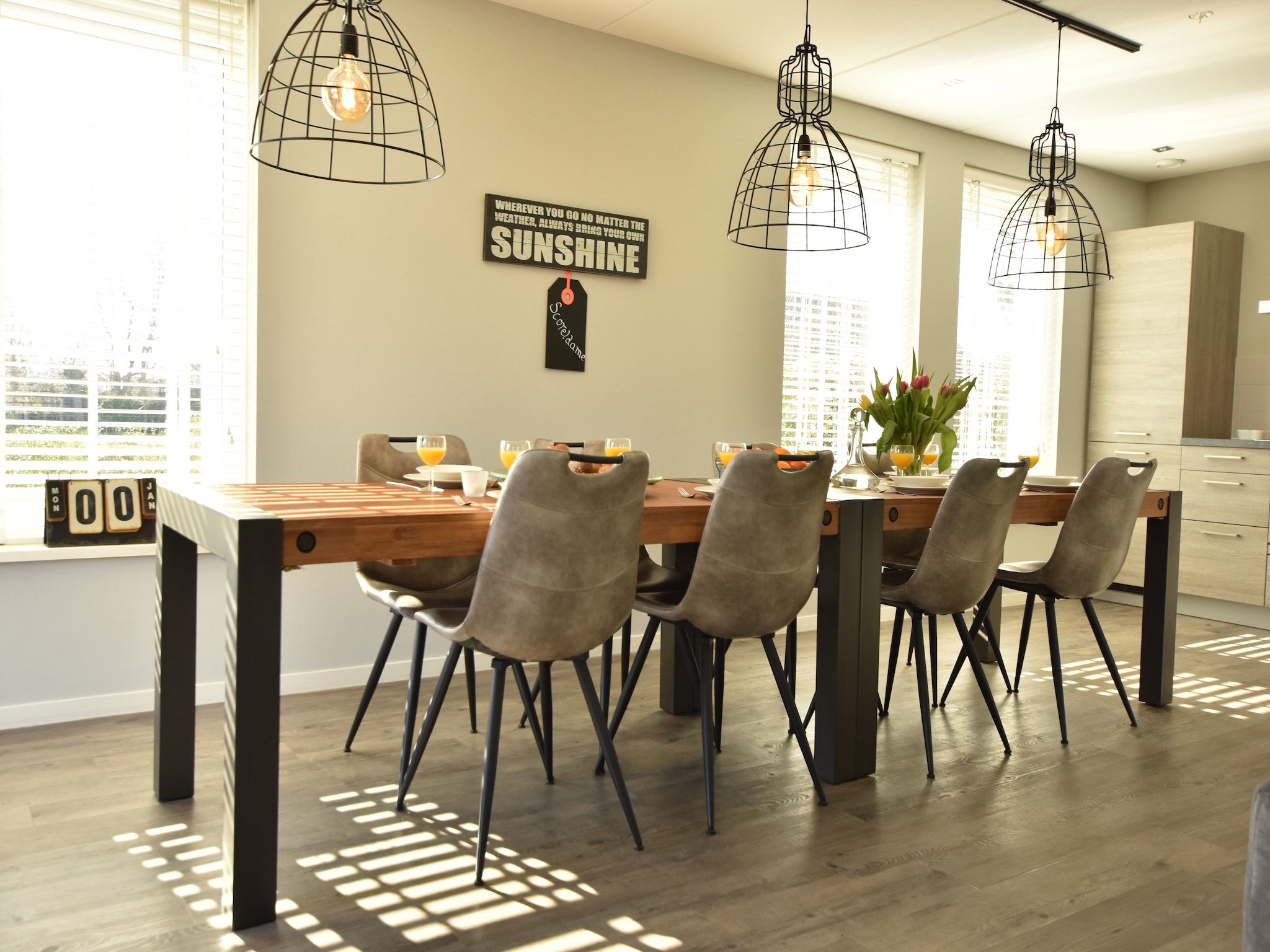 De eetkamer van Scoreldame 8-persoons in Schoorldam