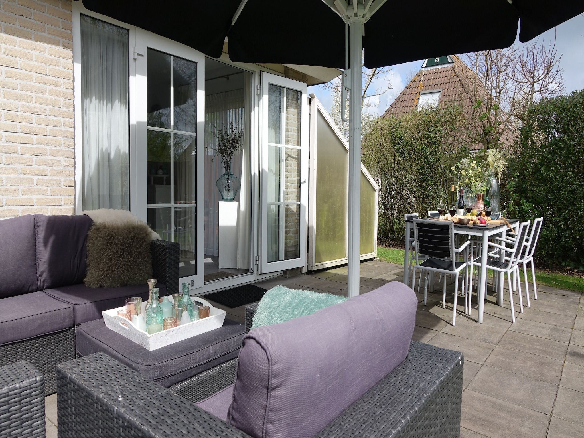 De tuin van Wellness aan het Water in Eernewolde in Earnewald