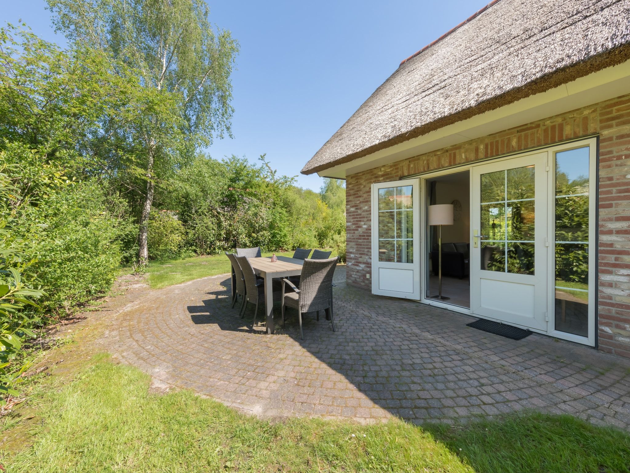 De tuin van Villapark De Weerribben 3 in Paasloo