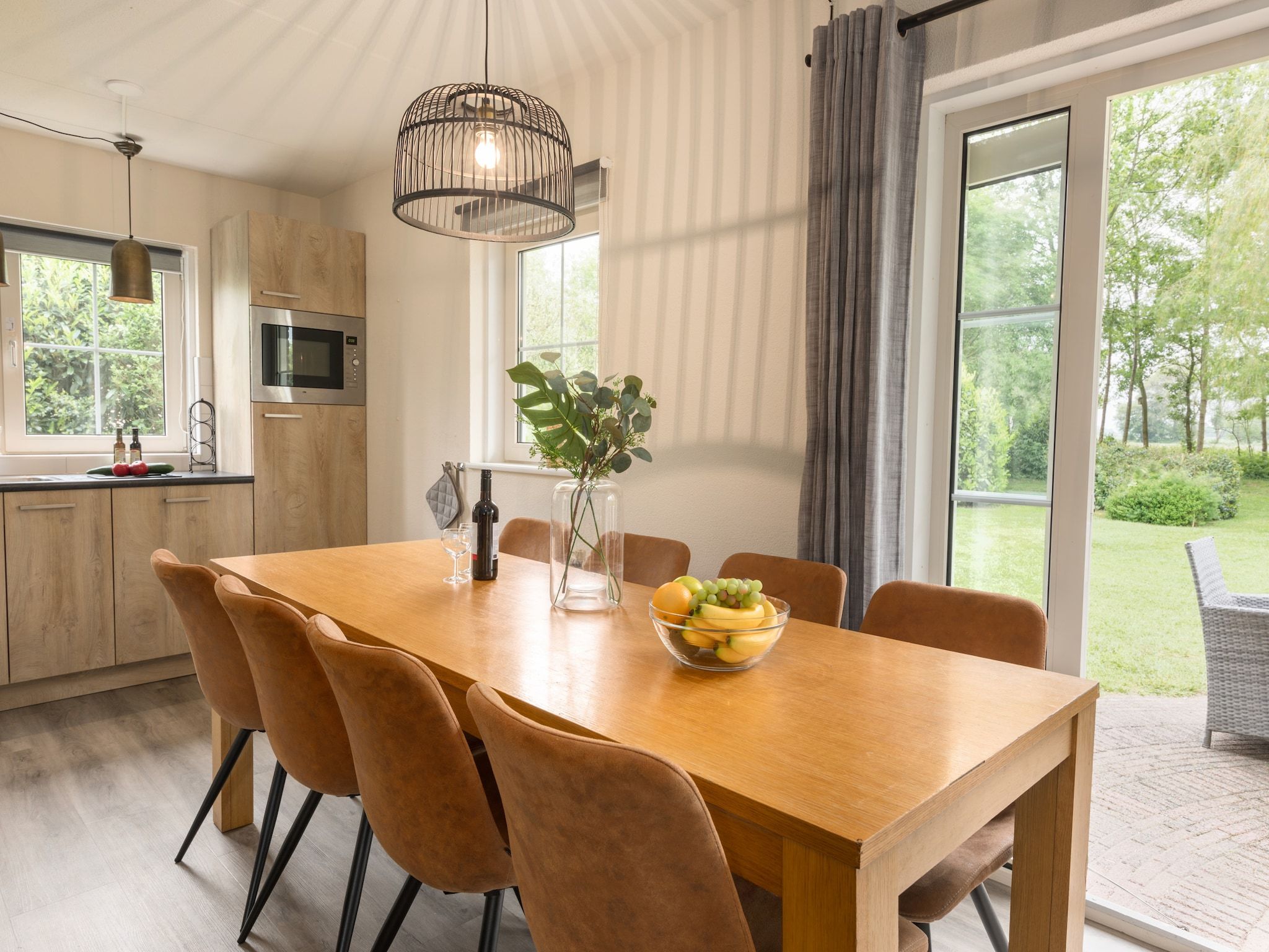 De eetkamer van Villapark De Weerribben 3 in Paasloo