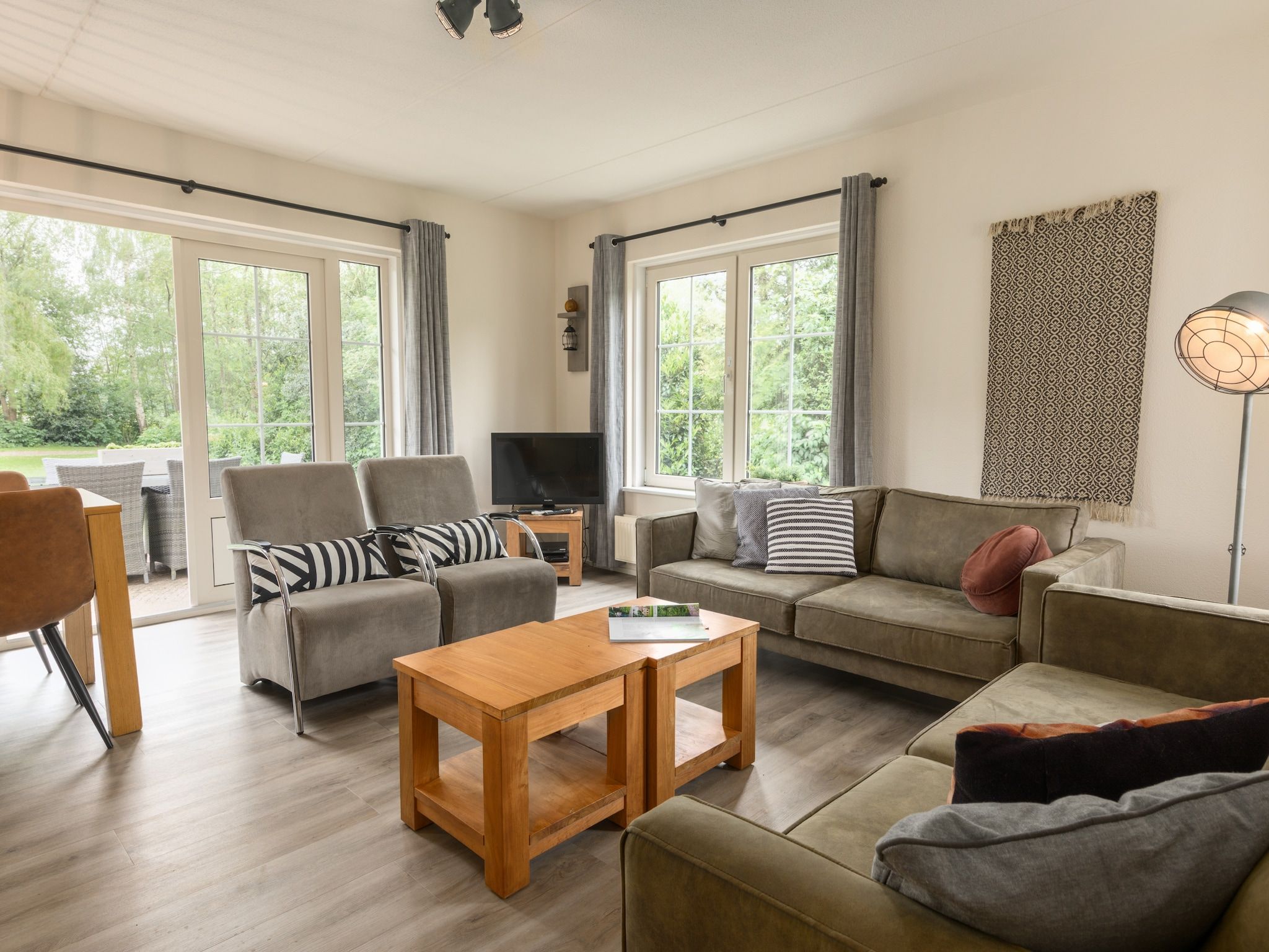 De woonkamer van Villapark De Weerribben 3 in Paasloo