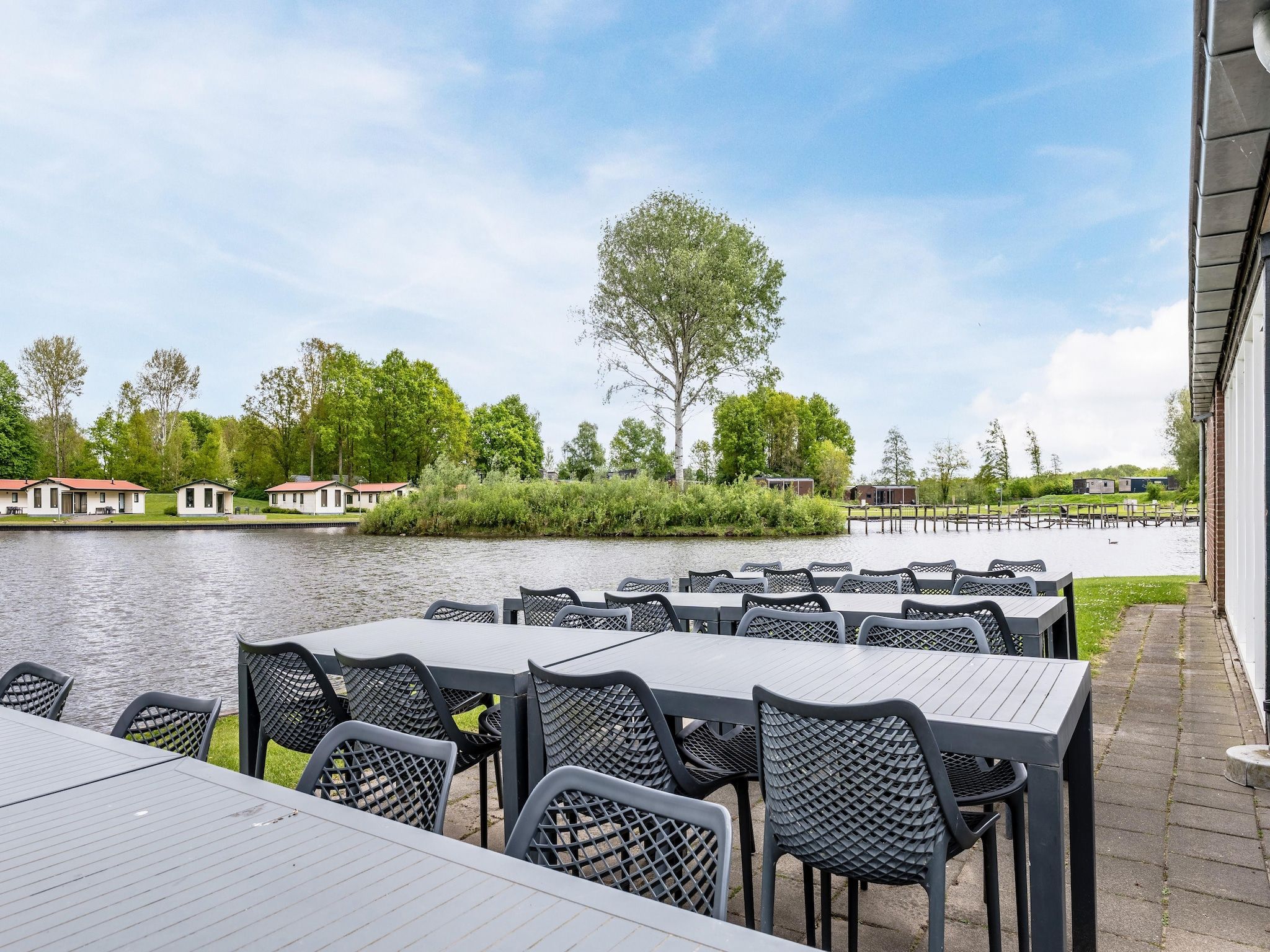 Het terras van Hunzepark 9 in Gasselternijveen