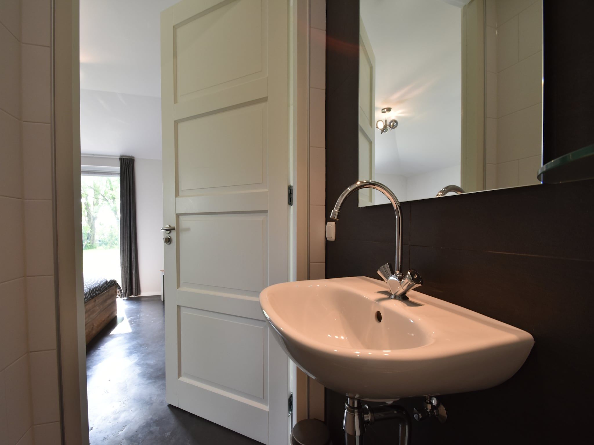 De badkamer van Zeedijk III in Tzummarum